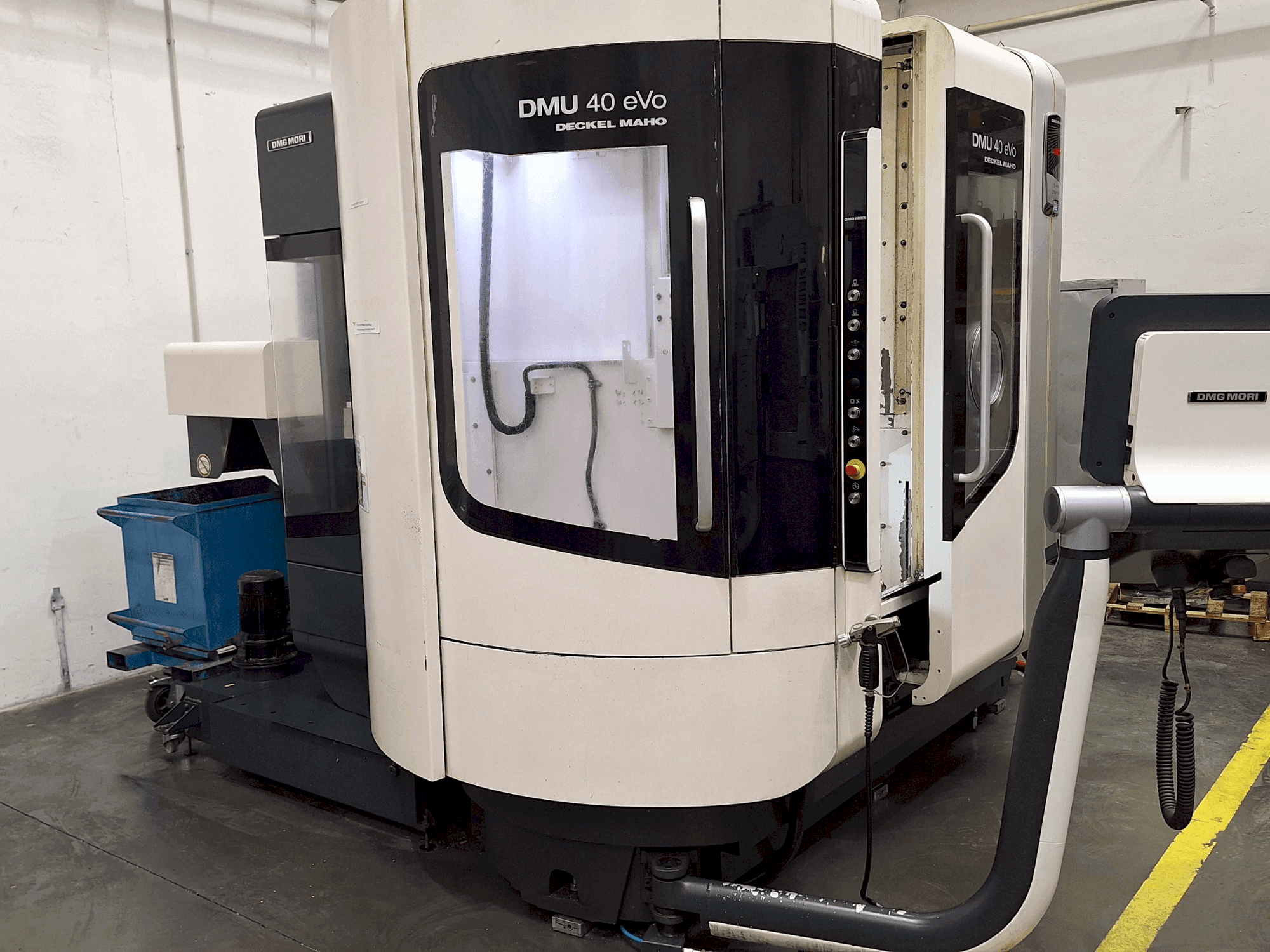 Vista Frontal da DMG MORI DMU 40 eVo máquina