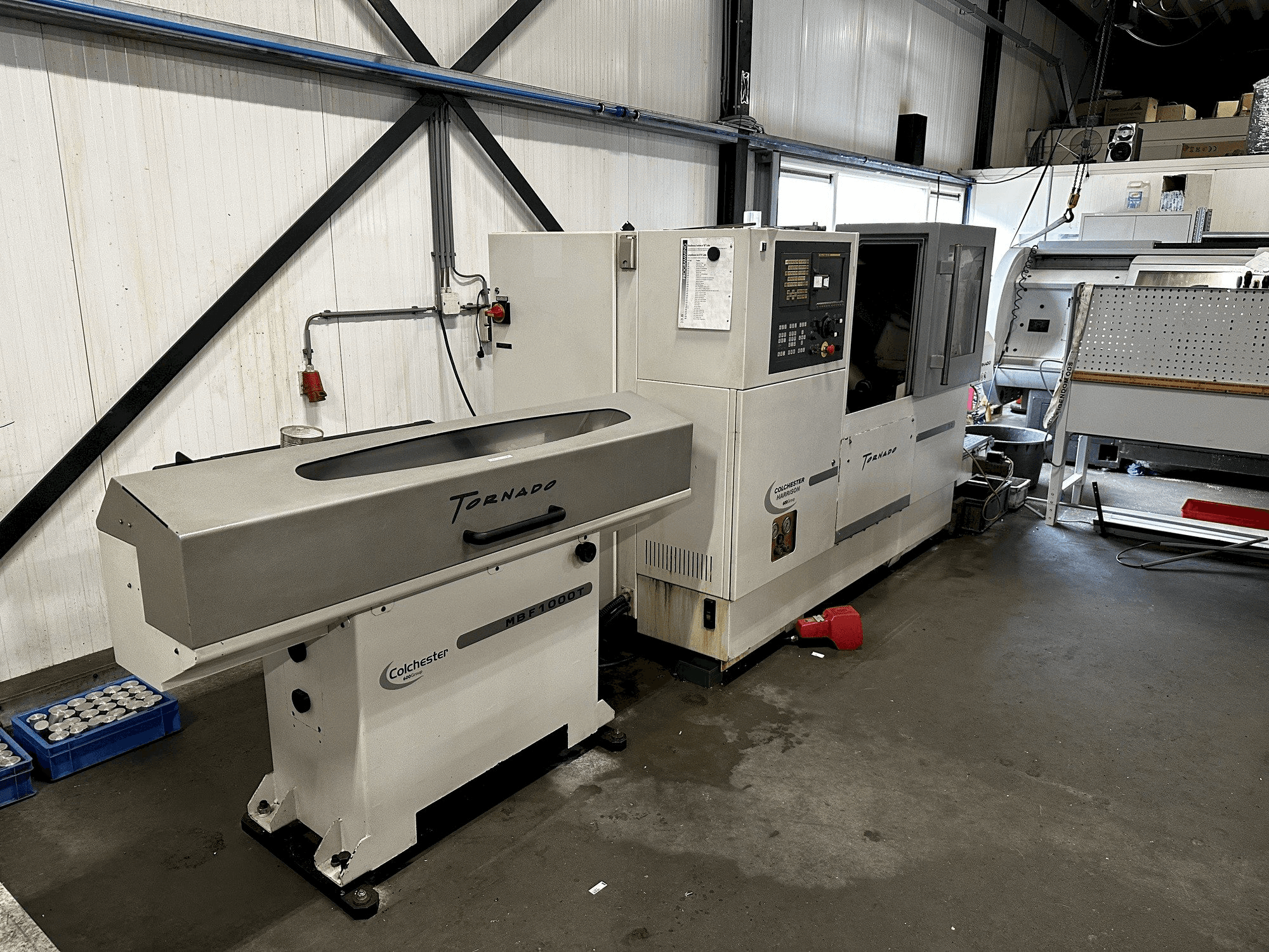 Vista Frontal da Colchester Tornado T2 máquina