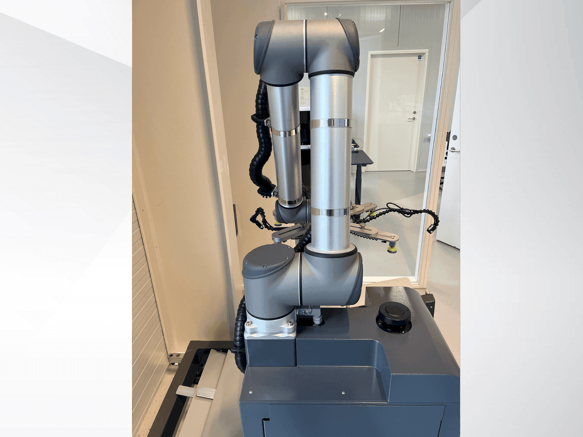 Vista Frontal da Universal Robots UR10 máquina