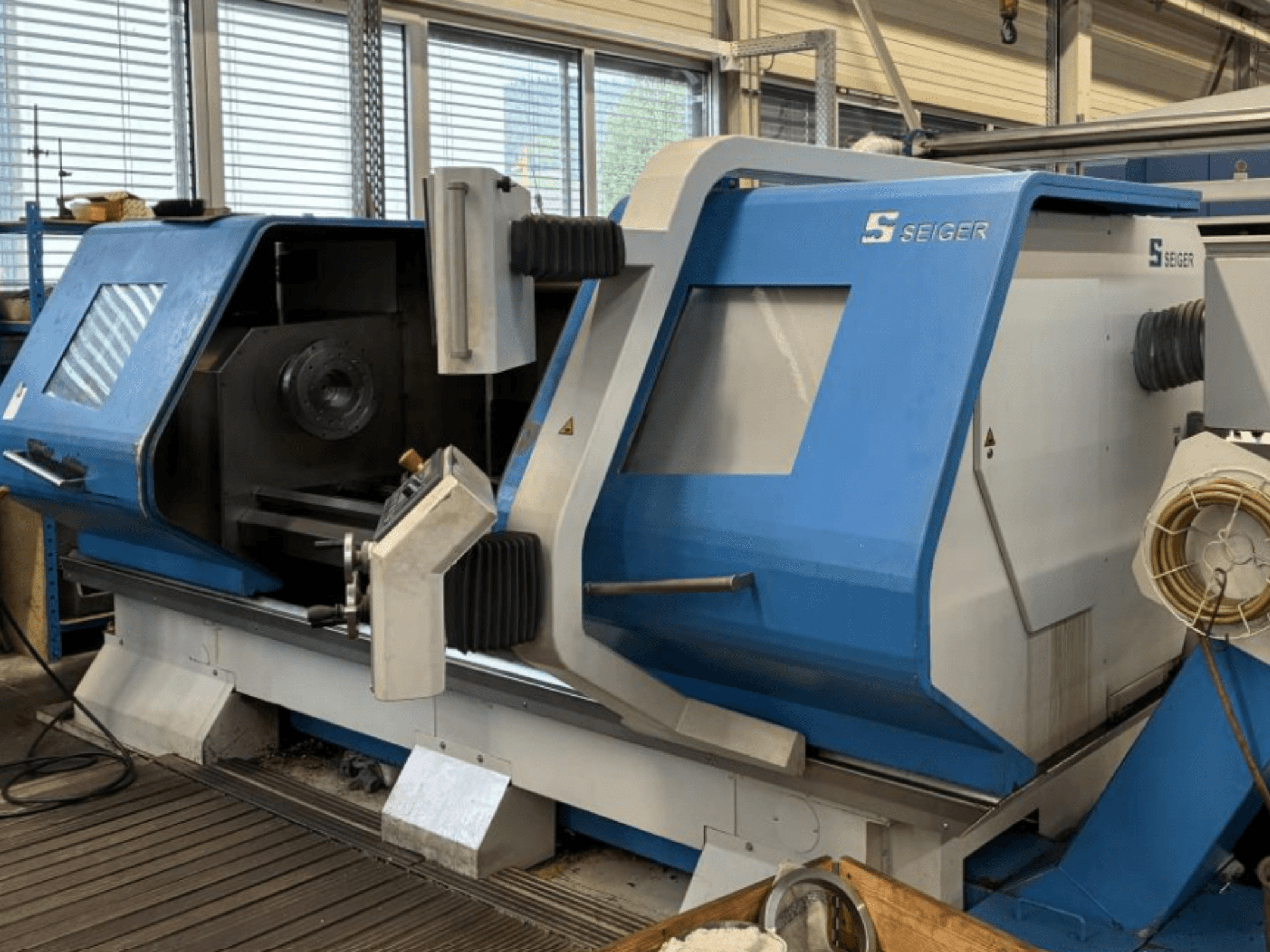 Torno horizontal SEIGER SLZ-620E, vista frontal que mostra o painel de controlo e a área do fuso principal.