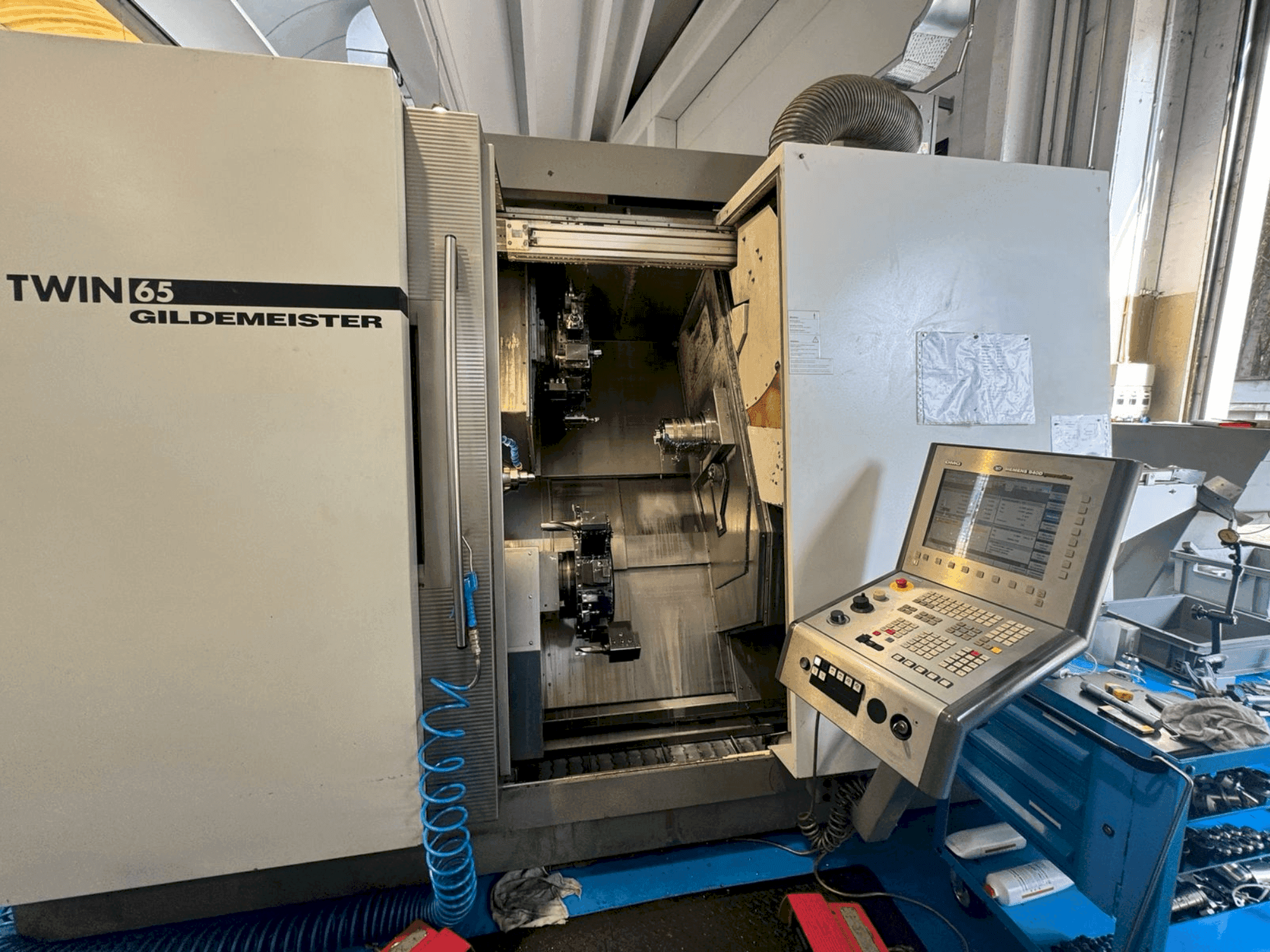 Vista Frontal da Gildemeister Twin 65 máquina