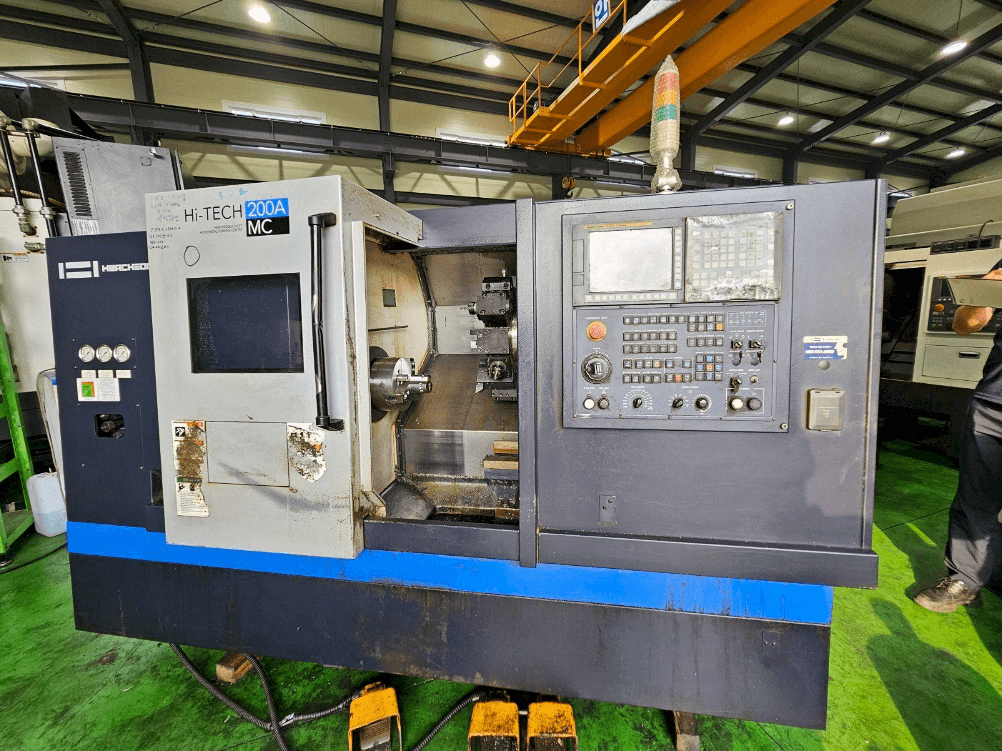 Vista Frontal da HWACHEON Hi-Tech 200A MC máquina