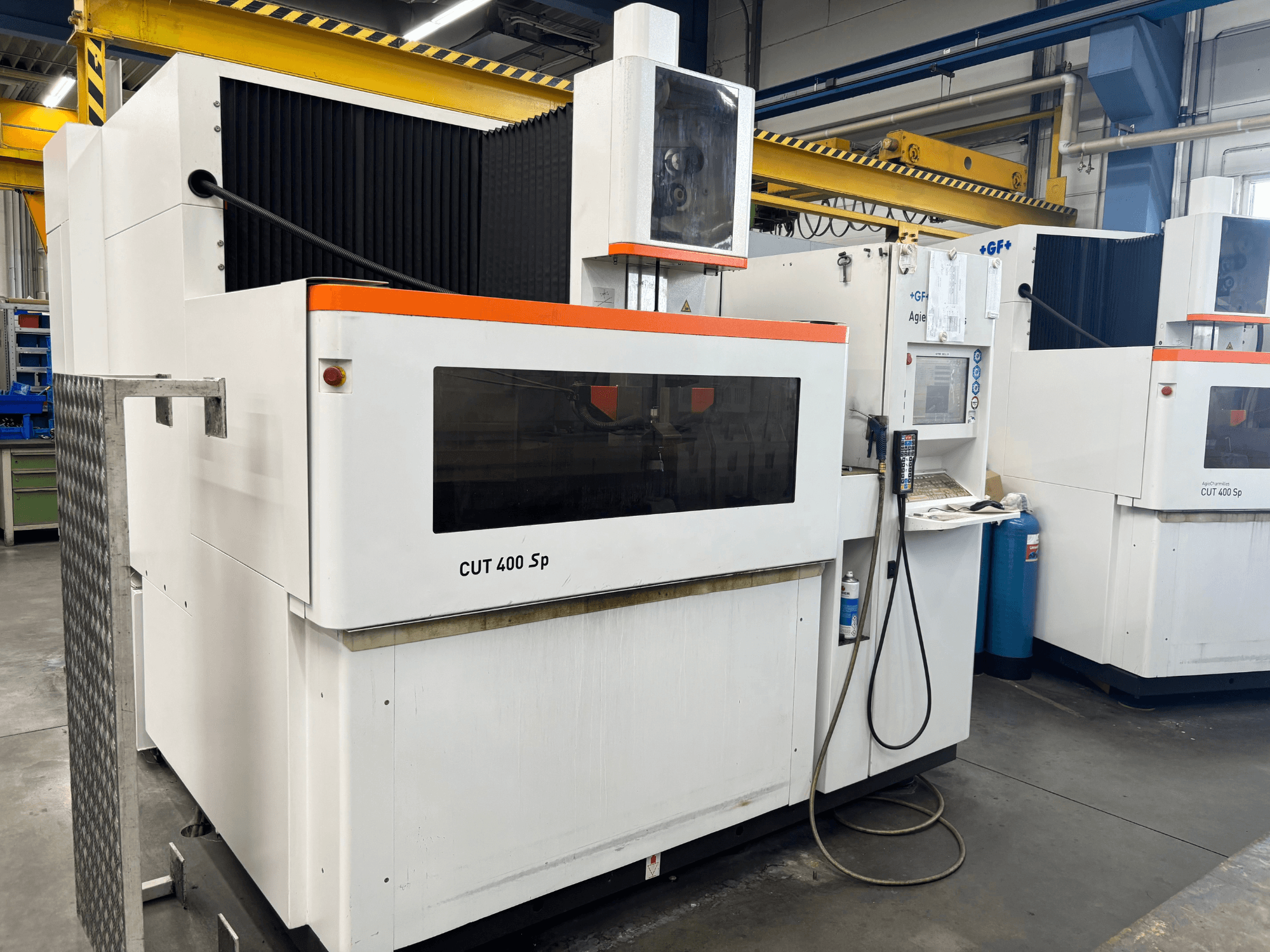 Máquina de eletroerosão por fio +GF+ AGIECHARMILLES CUT 400 Sp, vista frontal, com painel de controlo e sistema de arrefecimento integrado.