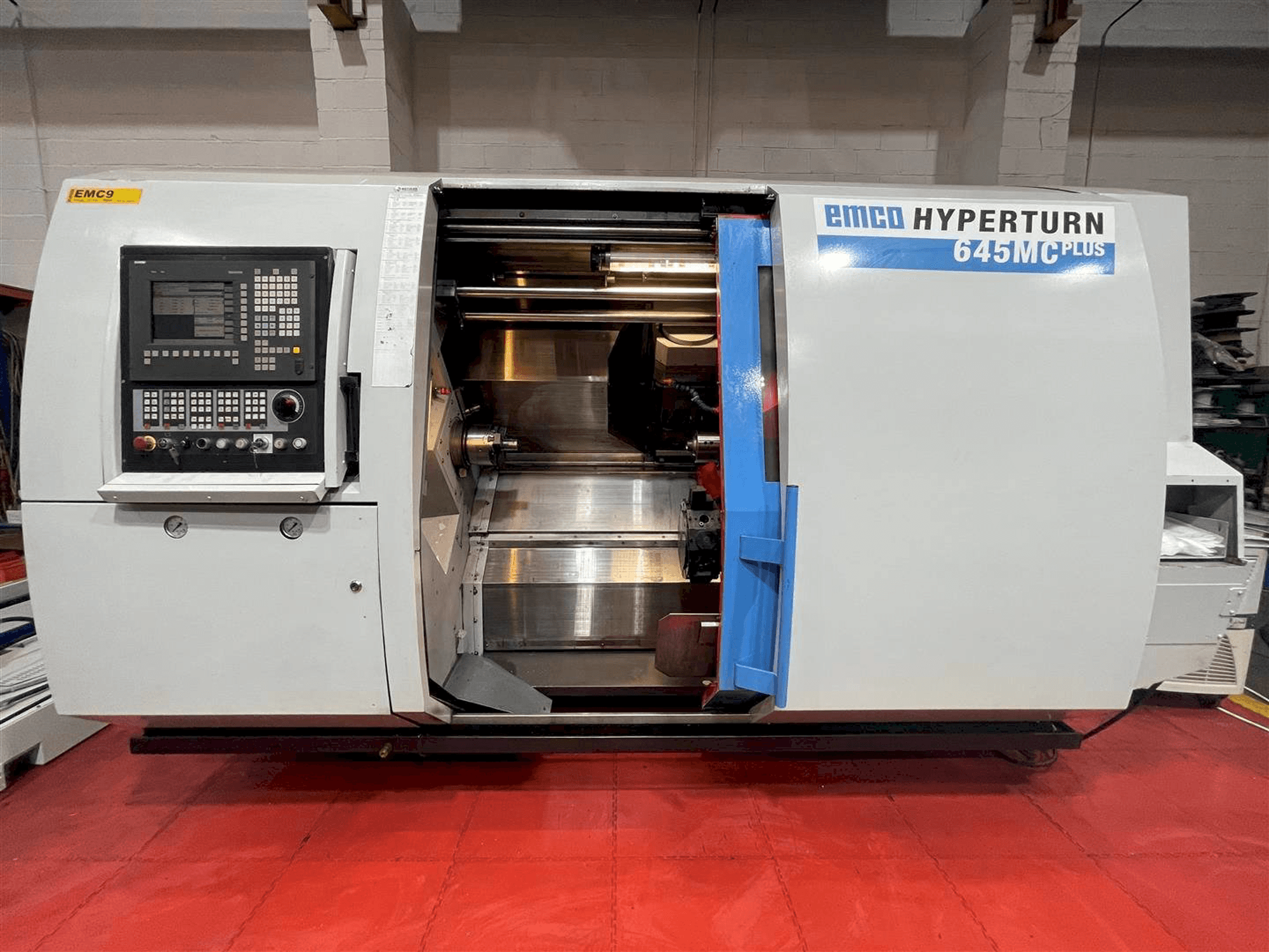Vista Frontal da EMCO Hyperturn 645MC Plus máquina