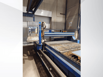 Máquina de corte CNC da PlasmaCam, vista frontal mostrando o painel de controlo e a base de corte de metal com ripas.