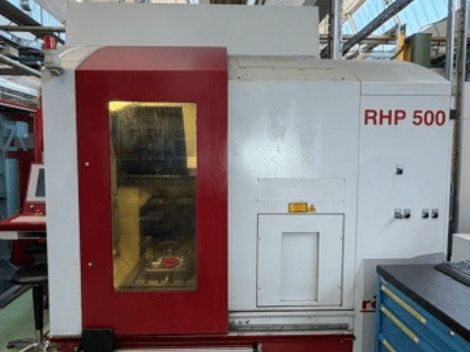 Centro de maquinagem vertical Röders TEC RHP 500, vista frontal, mostrando o painel de controlo e a janela transparente que permite ver o interior.