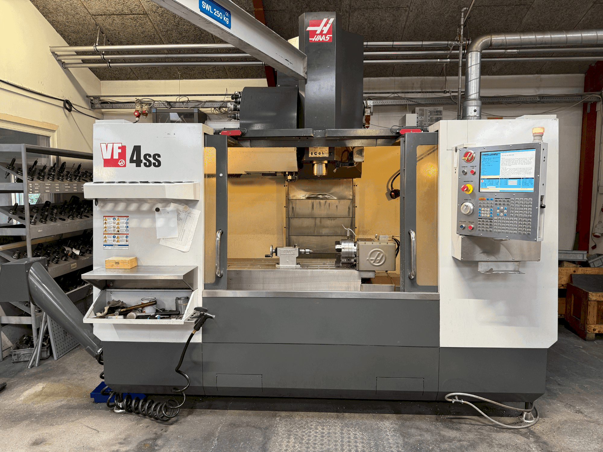 Vista Frontal da HAAS VF-4SS máquina