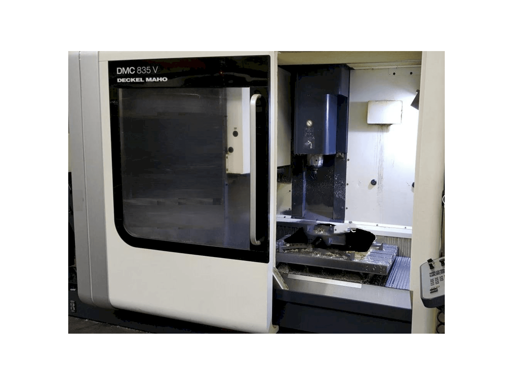 Vista Frontal da DECKEL MAHO DMC 835 V máquina