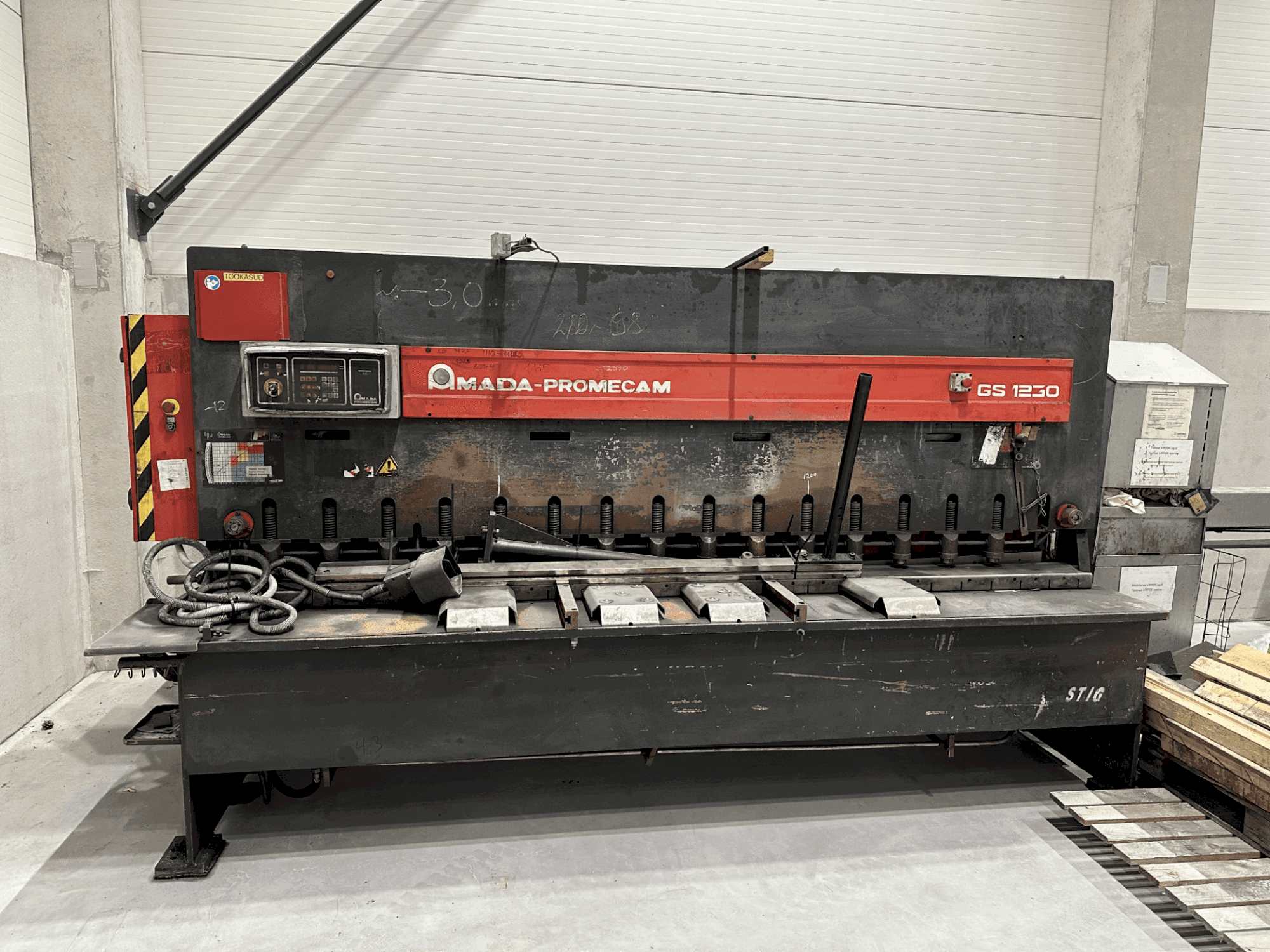 Vista Frontal da AMADA Promecam GS1230 máquina