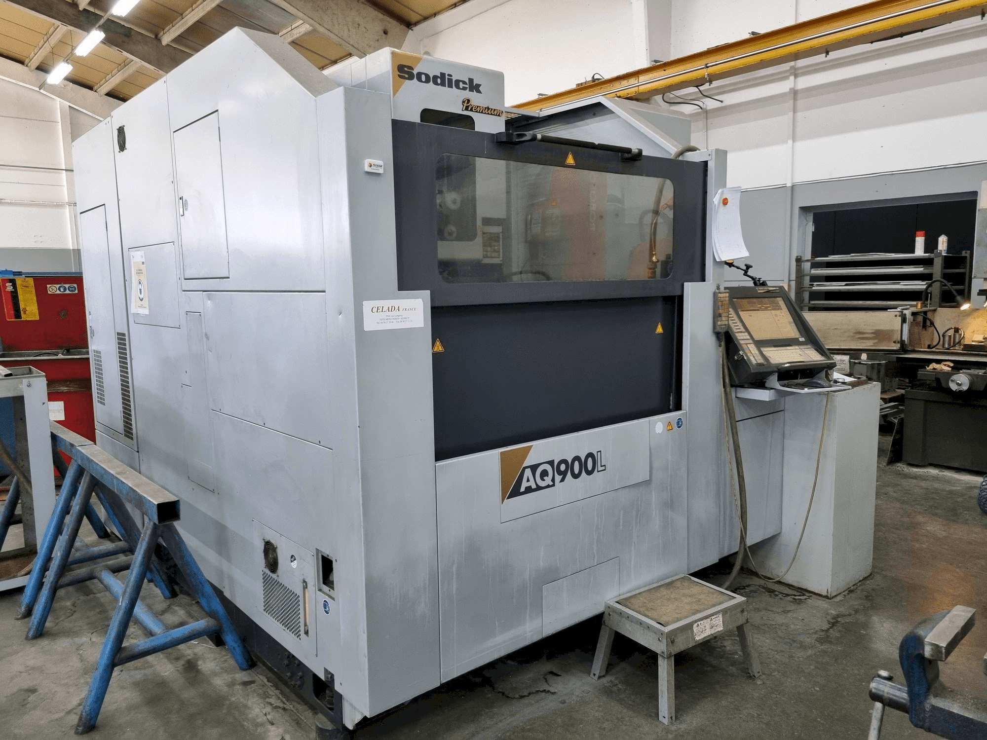 Vista Frontal da Sodick AQ900L máquina