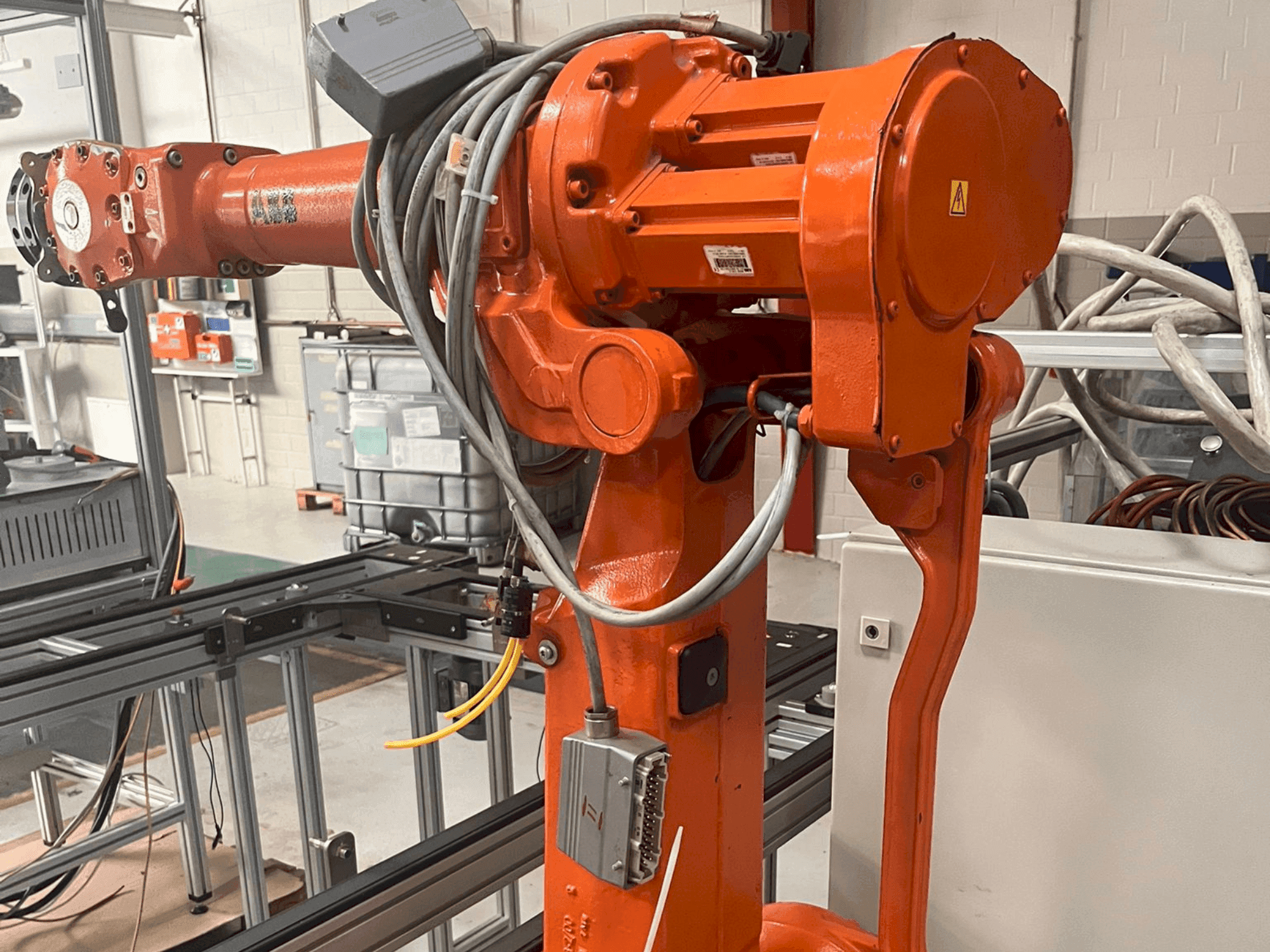 Vista Frontal da ABB IRB 2400 M2004 máquina