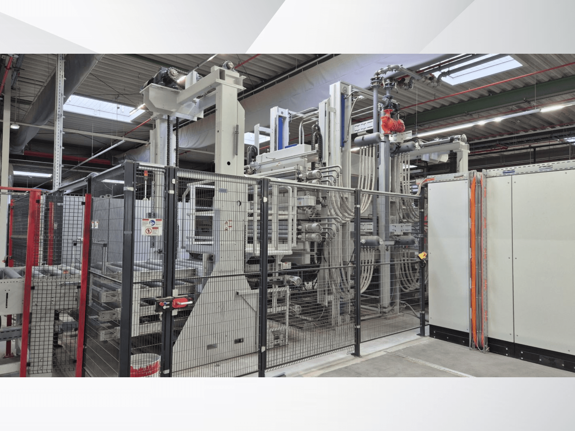 Vista frontal da linha de produção completa BURKLE Optima 1428/50, com painéis de controlo e maquinaria para o processamento de madeira.