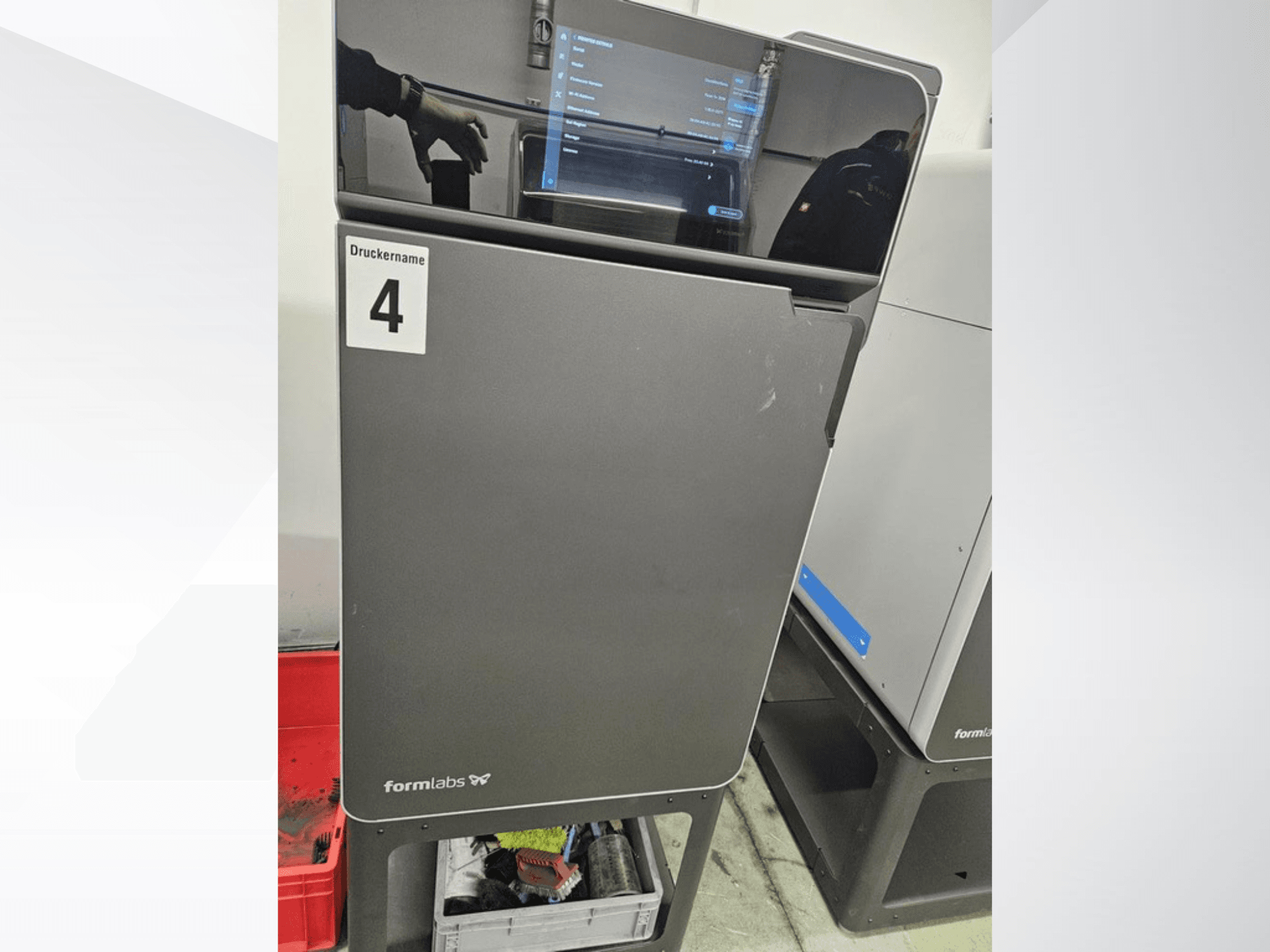 Impressora 3D de plástico FORMLABS Fuse 1+ de 30 W, vista frontal, mostrando o ecrã tátil e a etiqueta «Druckname 4».