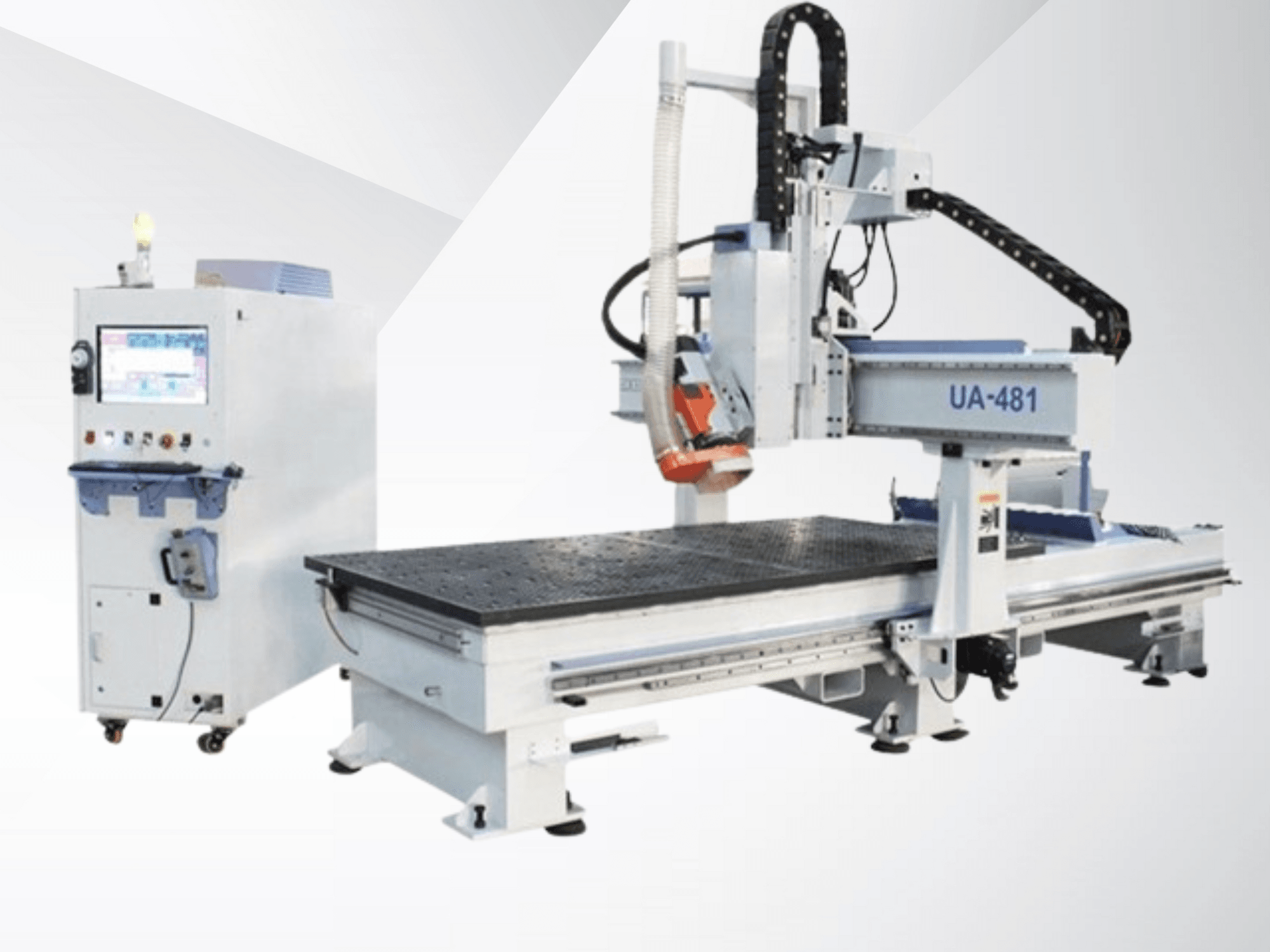 Máquina CNC UA-481 e painel de controlo, vista lateral, destacando uma grande mesa de trabalho e uma cabeça de corte de precisão.