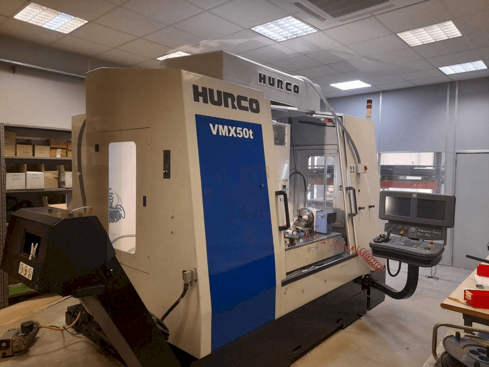 Vista Frontal da Hurco VMX50T máquina