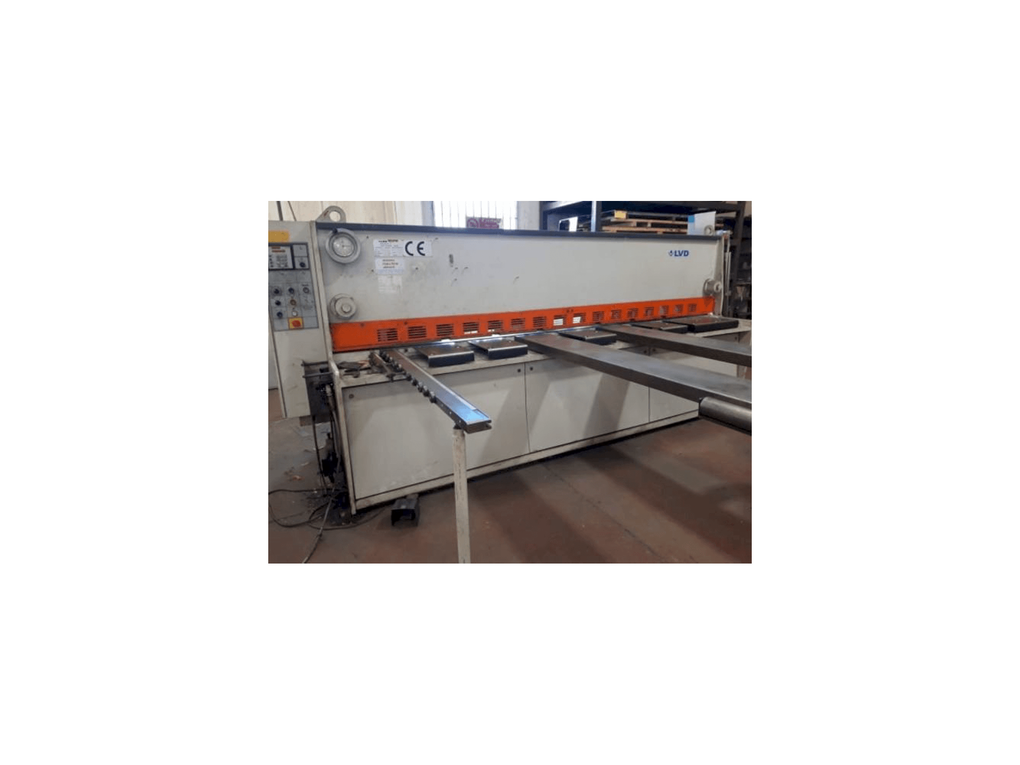 Vista Frontal da LVD LDR 3000mm x 6mm máquina