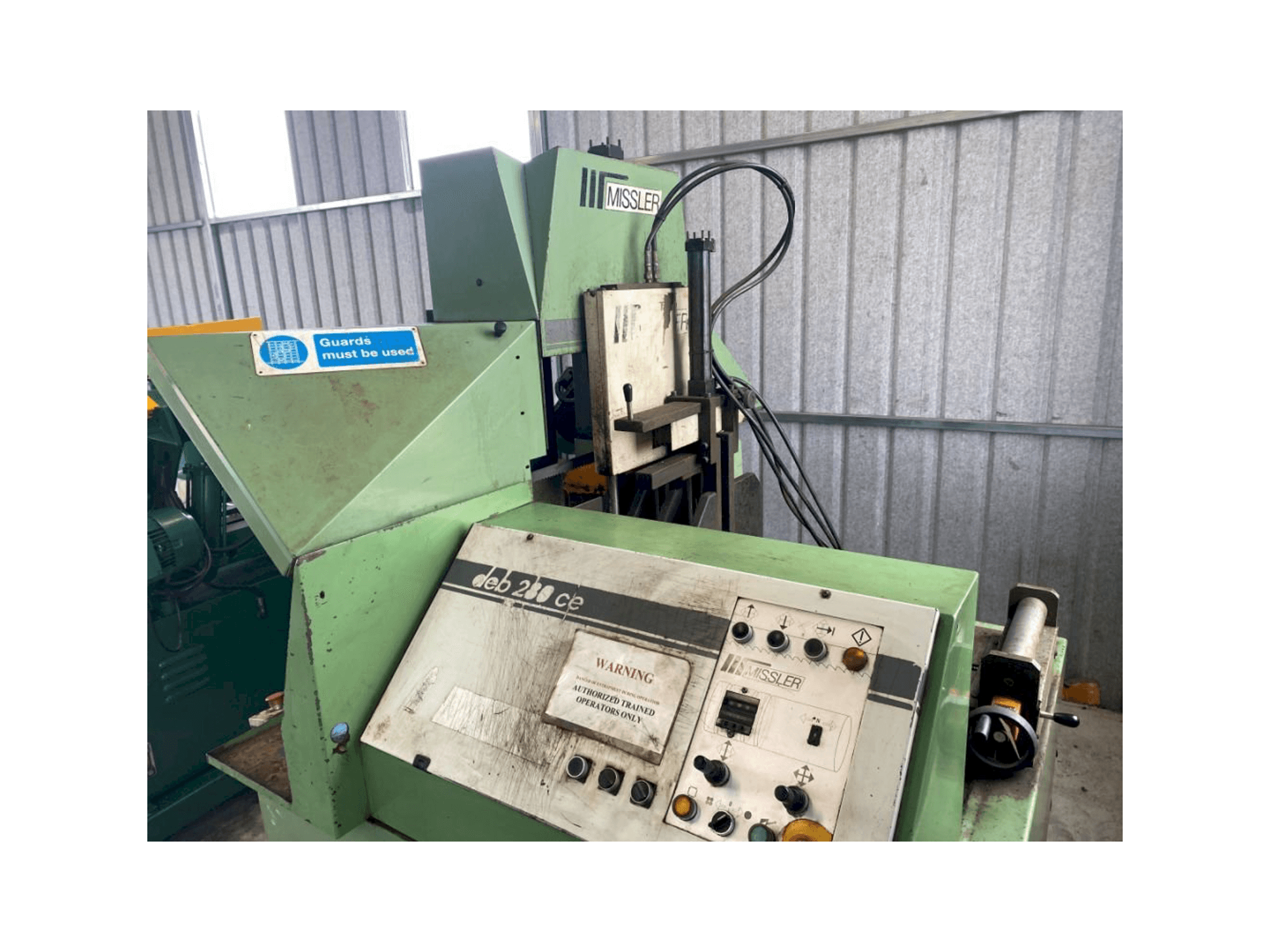 Vista Frontal da Missler Compucut DEB 280CE máquina