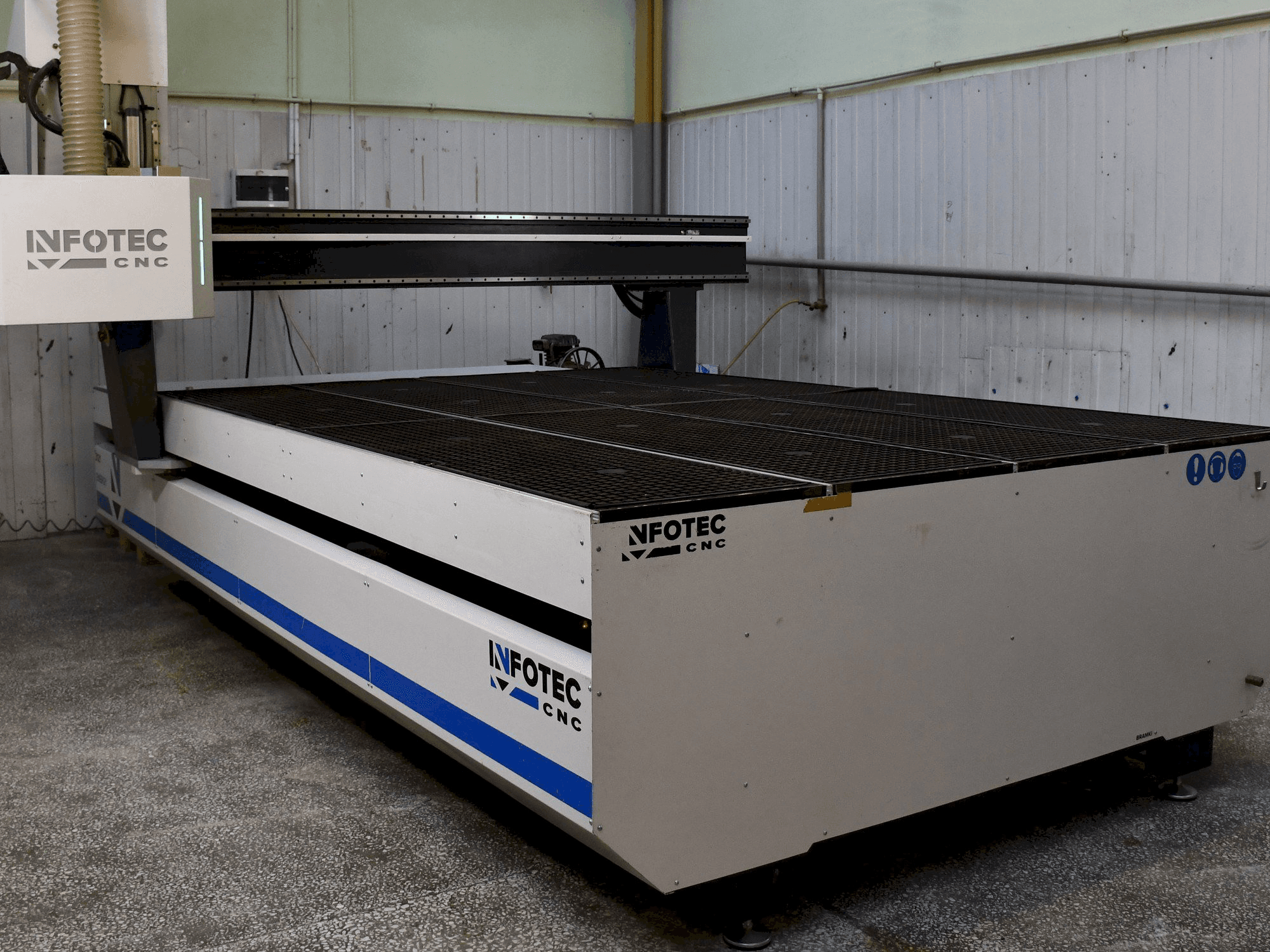 Vista Frontal da INFOTEC 3121 E máquina