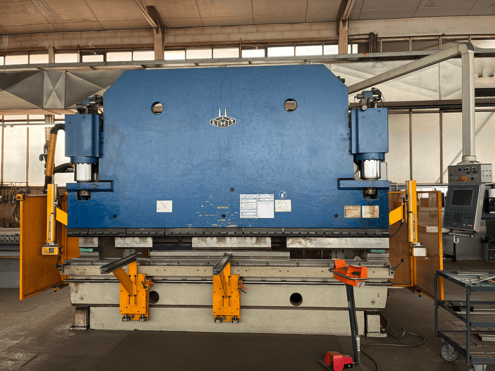 Centro de maquinação vertical Bridgeport VMC 1000 22, vista frontal mostrando a caixa azul, o painel de controlo e os componentes operacionais.
