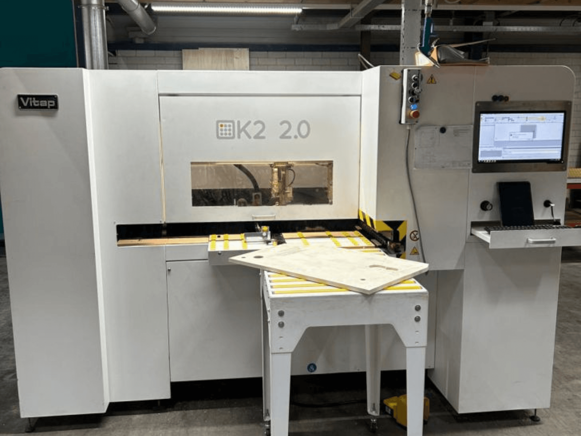 Centro de processamento CNC VITAP Point K2 2.0, vista frontal, mostrando o painel de controlo, a superfície de trabalho e as caraterísticas de segurança.