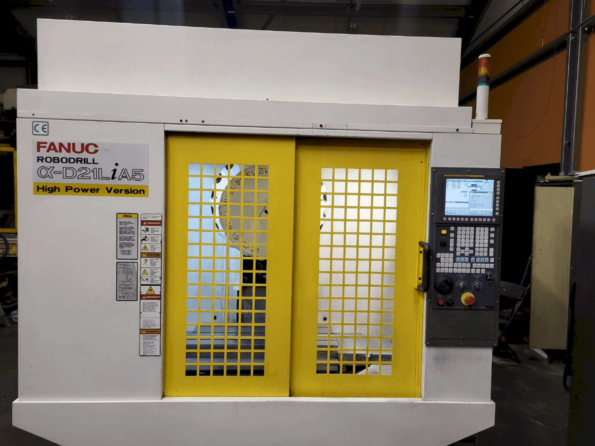 Vista Frontal da FANUC Robodrill α-D21LiA5 máquina