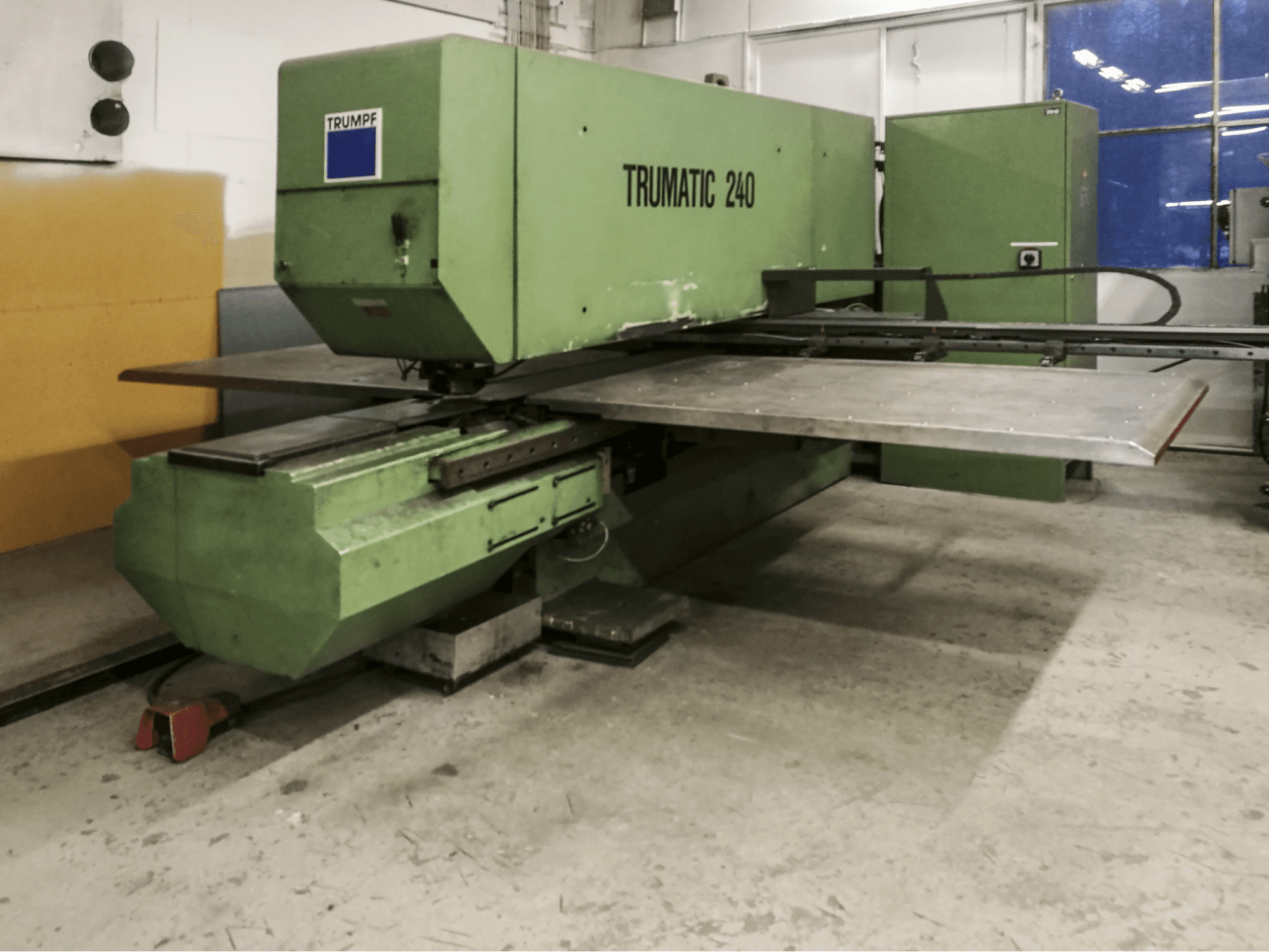 Vista Esquerda da Trumpf Trumatic 240 máquina