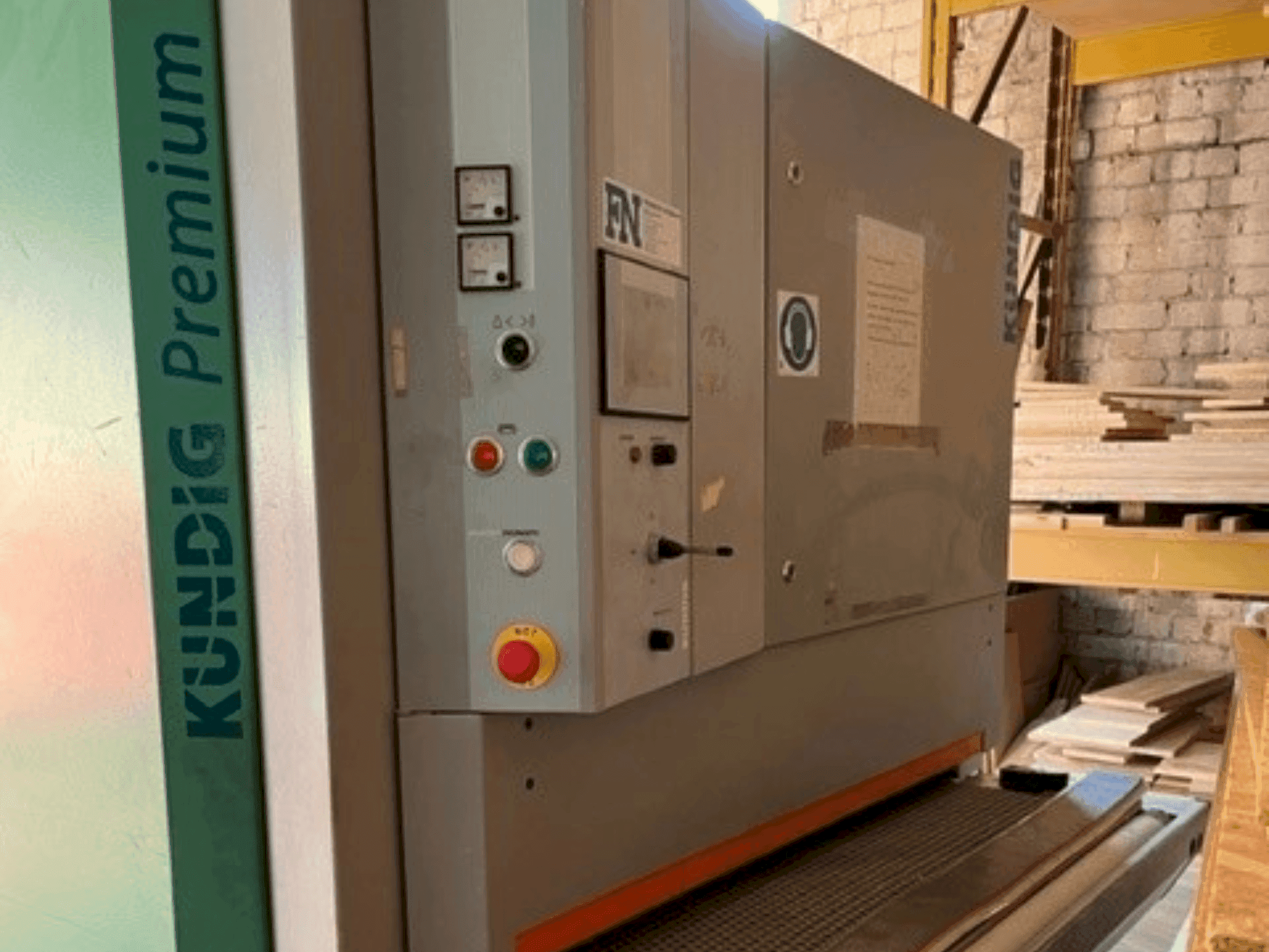 Vista Frontal da Kundig Premium 2 1100-RE máquina