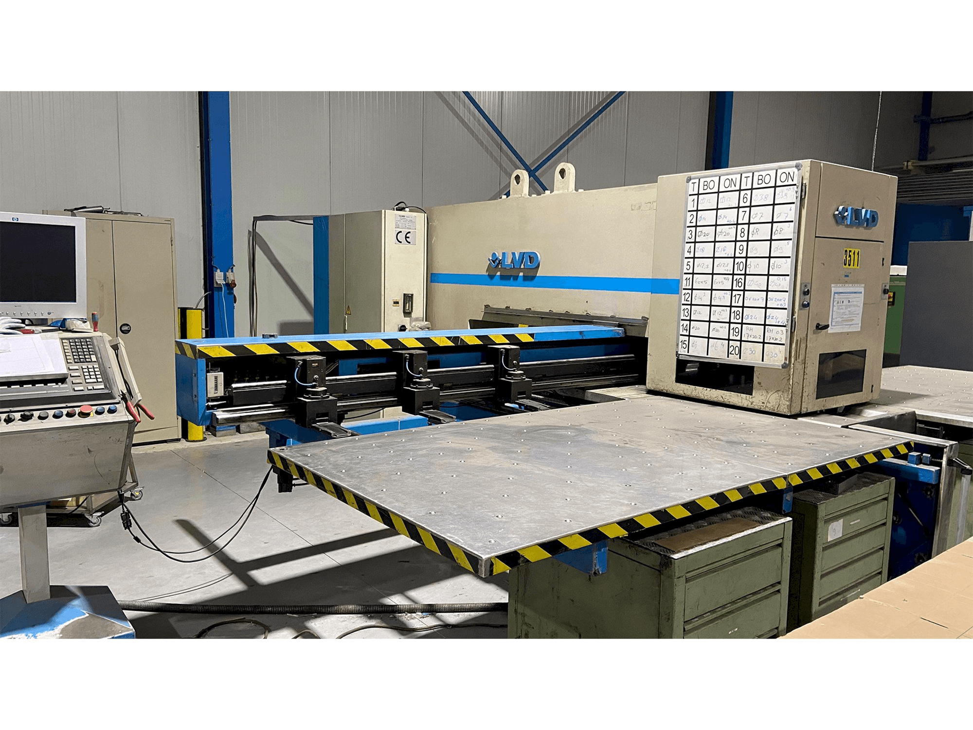 Vista Frontal da LVD Delta 1250-LB-TN máquina