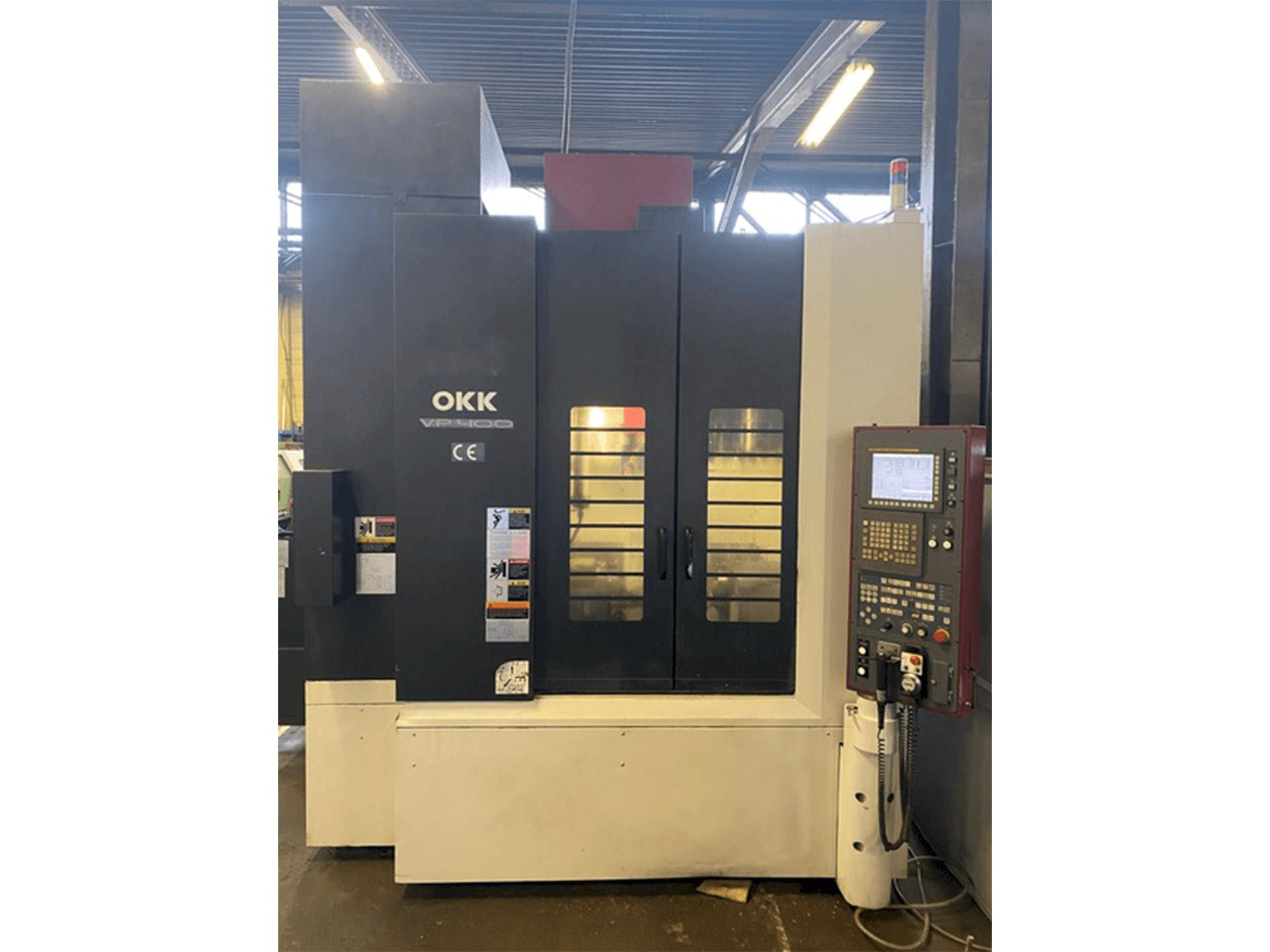 Vista Frontal da OKK VP400 máquina