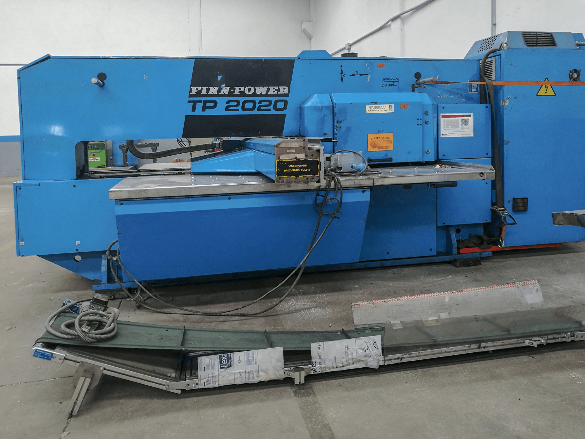 Vista Frontal da Finn-Power TP 2020 máquina