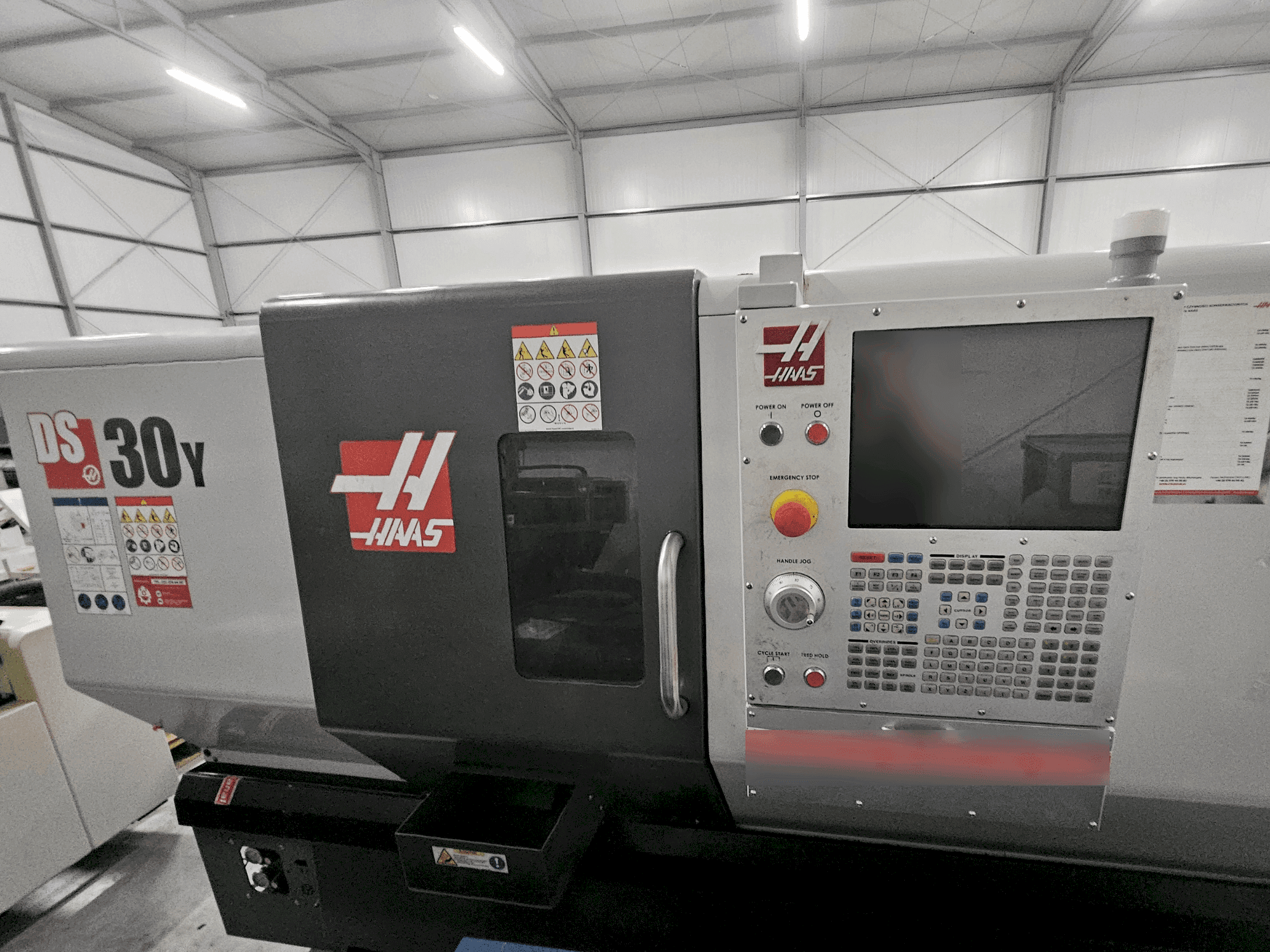 Vista Frontal da HAAS DS-30Y máquina