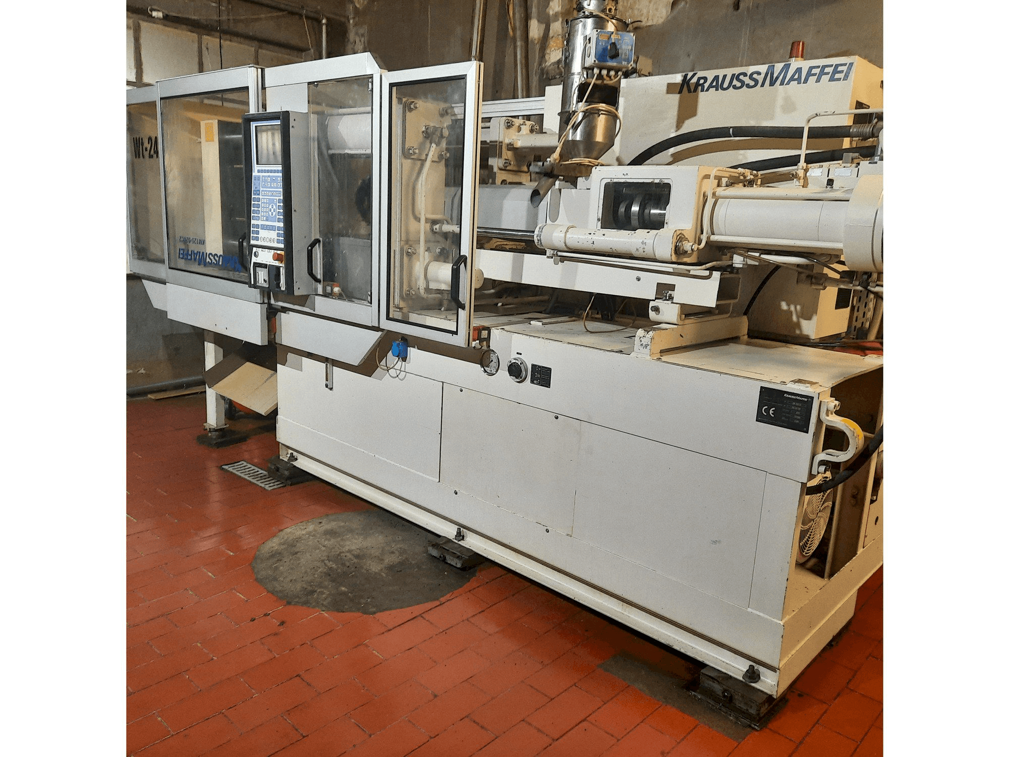 Vista Frontal da Krauss Maffei KM 125-520 C2 máquina