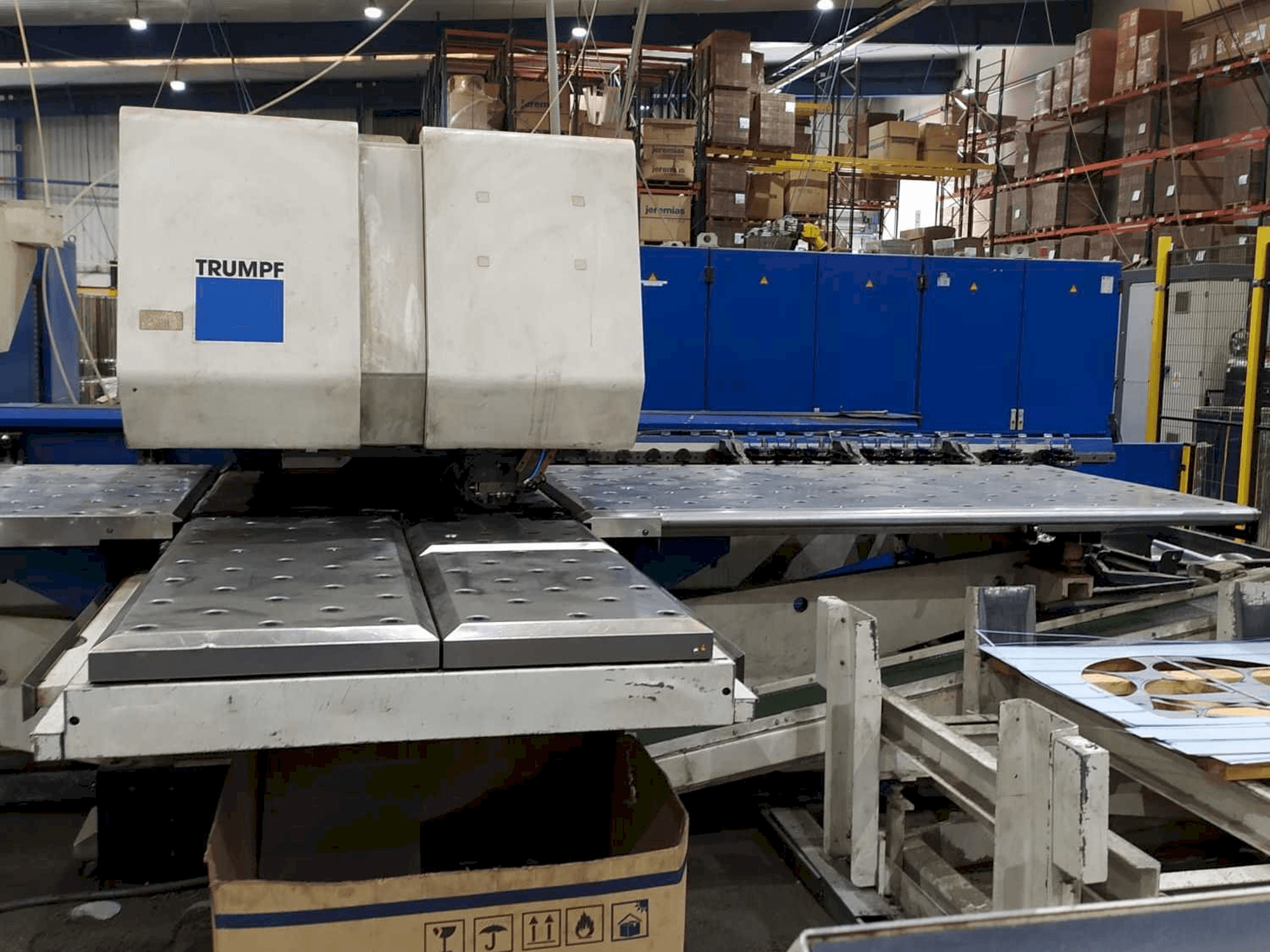 Vista Frontal da Trumpf Trumatic 600L máquina