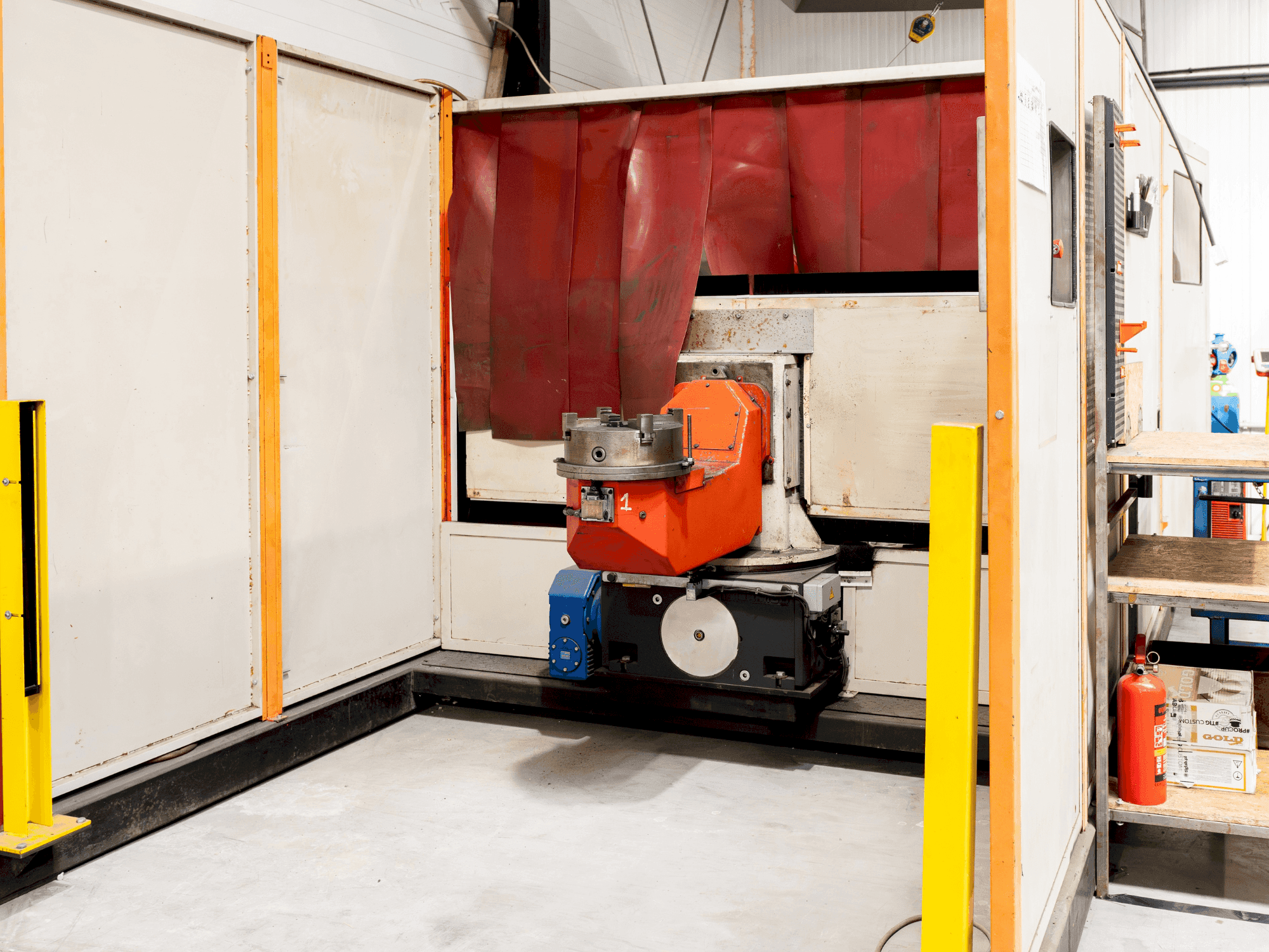 Vista Frontal da IGM MA30 with KUKA robot máquina
