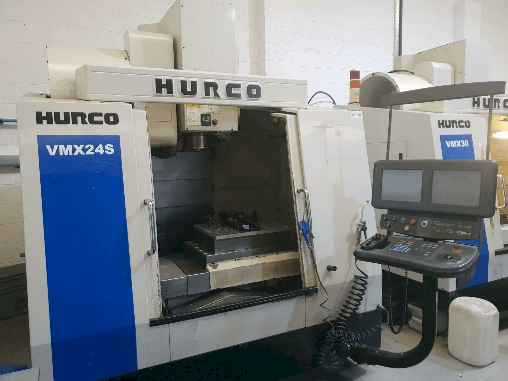 Vista Frontal da Hurco VMX 24 S máquina