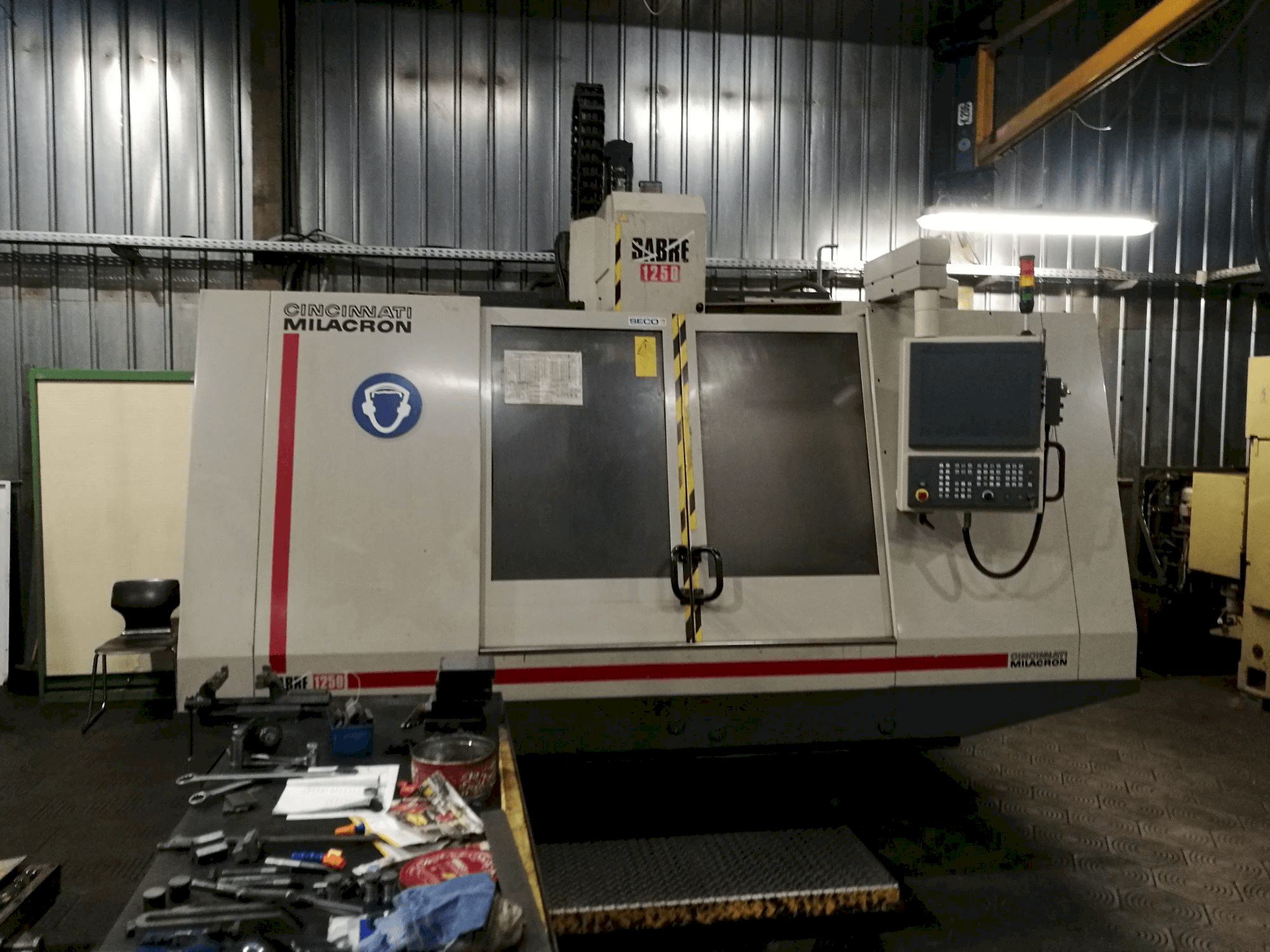 Vista Frontal da Cincinnati Milacron Sabre 1250 máquina