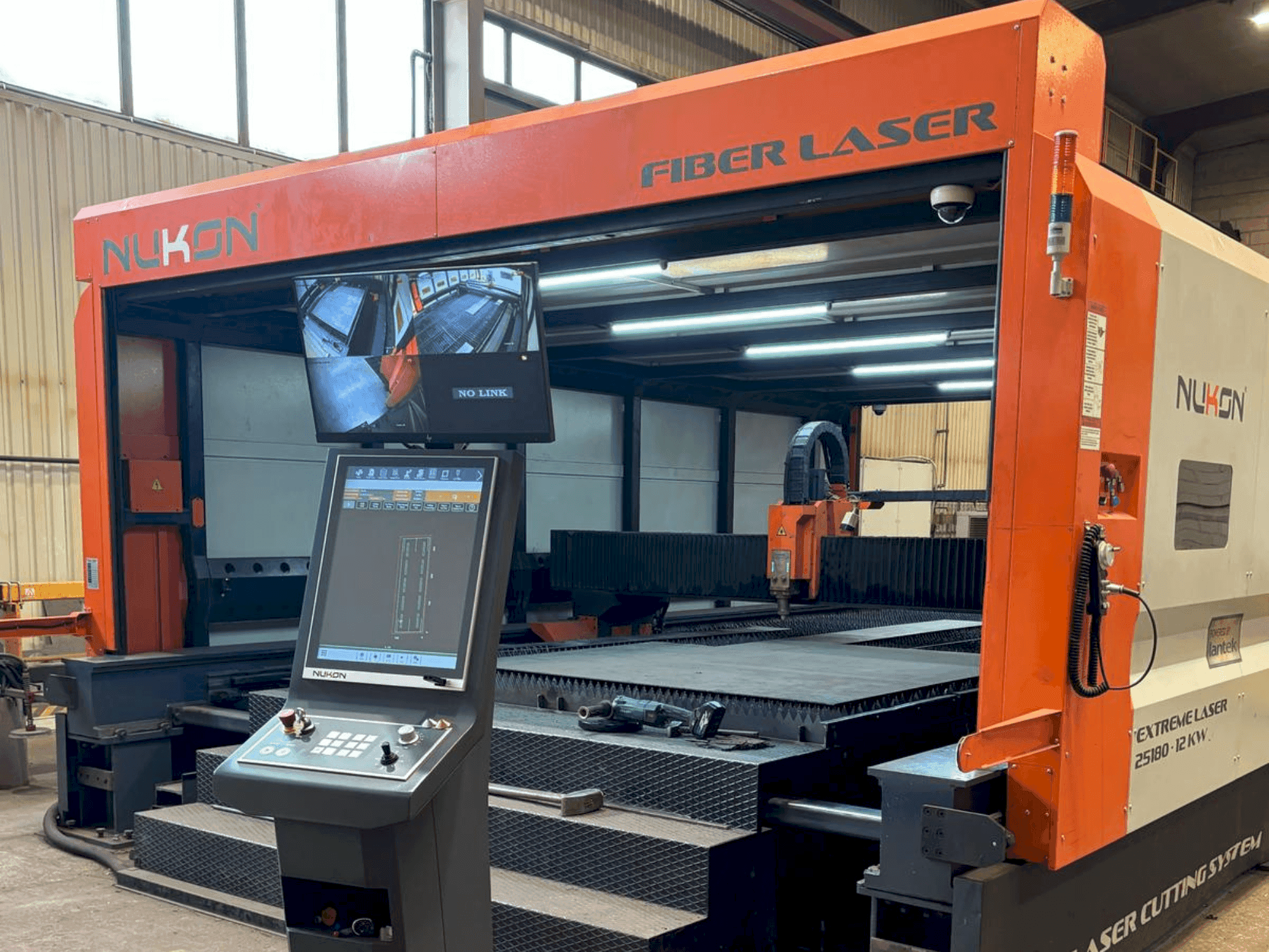 Vista Frontal da NUKON Fiber Laser Extreme 30250 máquina