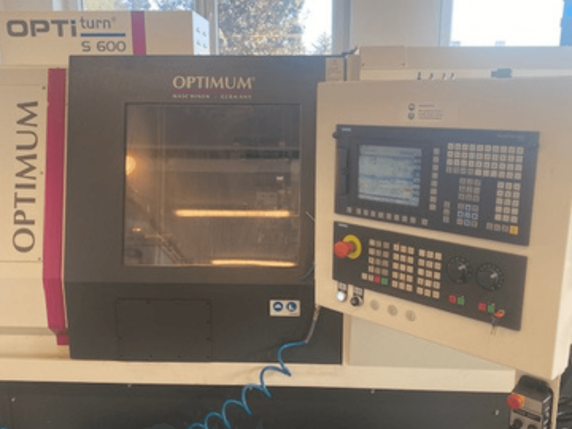 Torno horizontal Optimum OPTIturn S 600, vista frontal que mostra o painel de controlo e o ecrã.