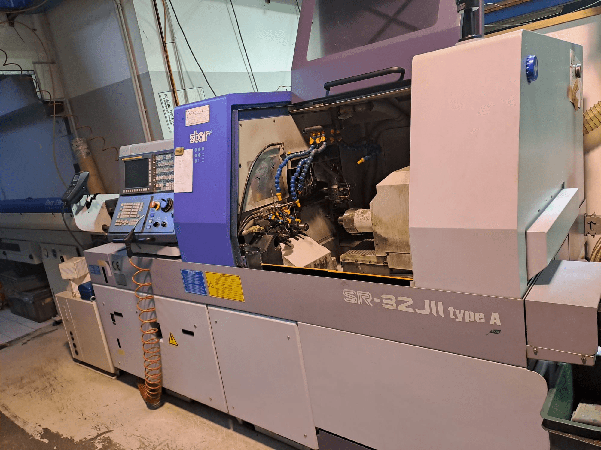 STAR MICRONICS SR-32JII-typeA Swiss Type Turning Machine vista lateral, com painel de controlo e componentes de maquinação visíveis.