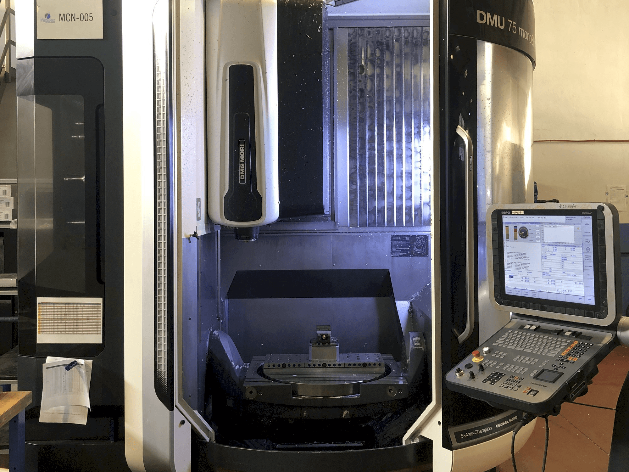 Vista Frontal da DMG MORI DMU 75 Monoblock máquina