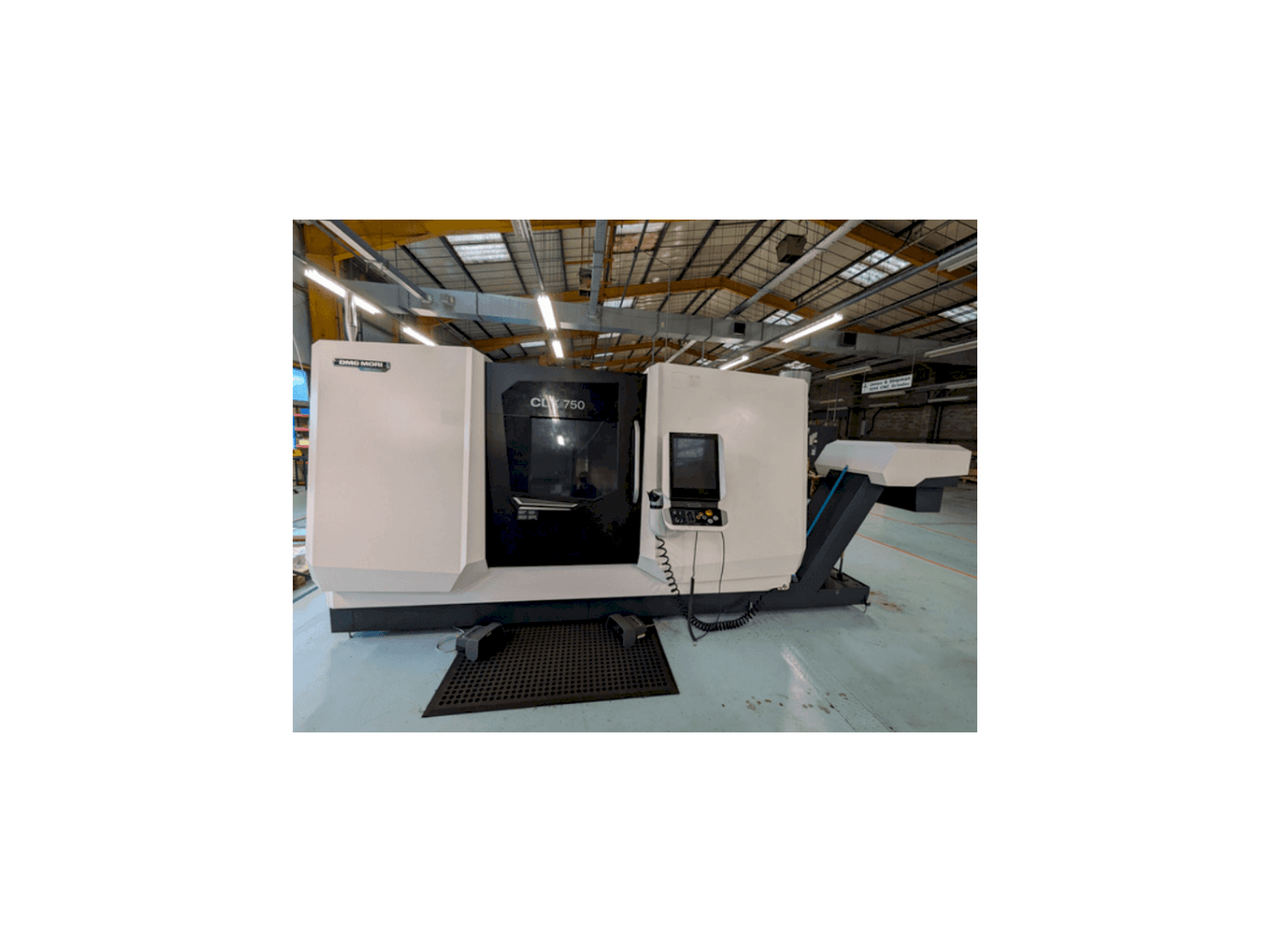 Vista Frontal da DMG MORI CLX750 V4 máquina