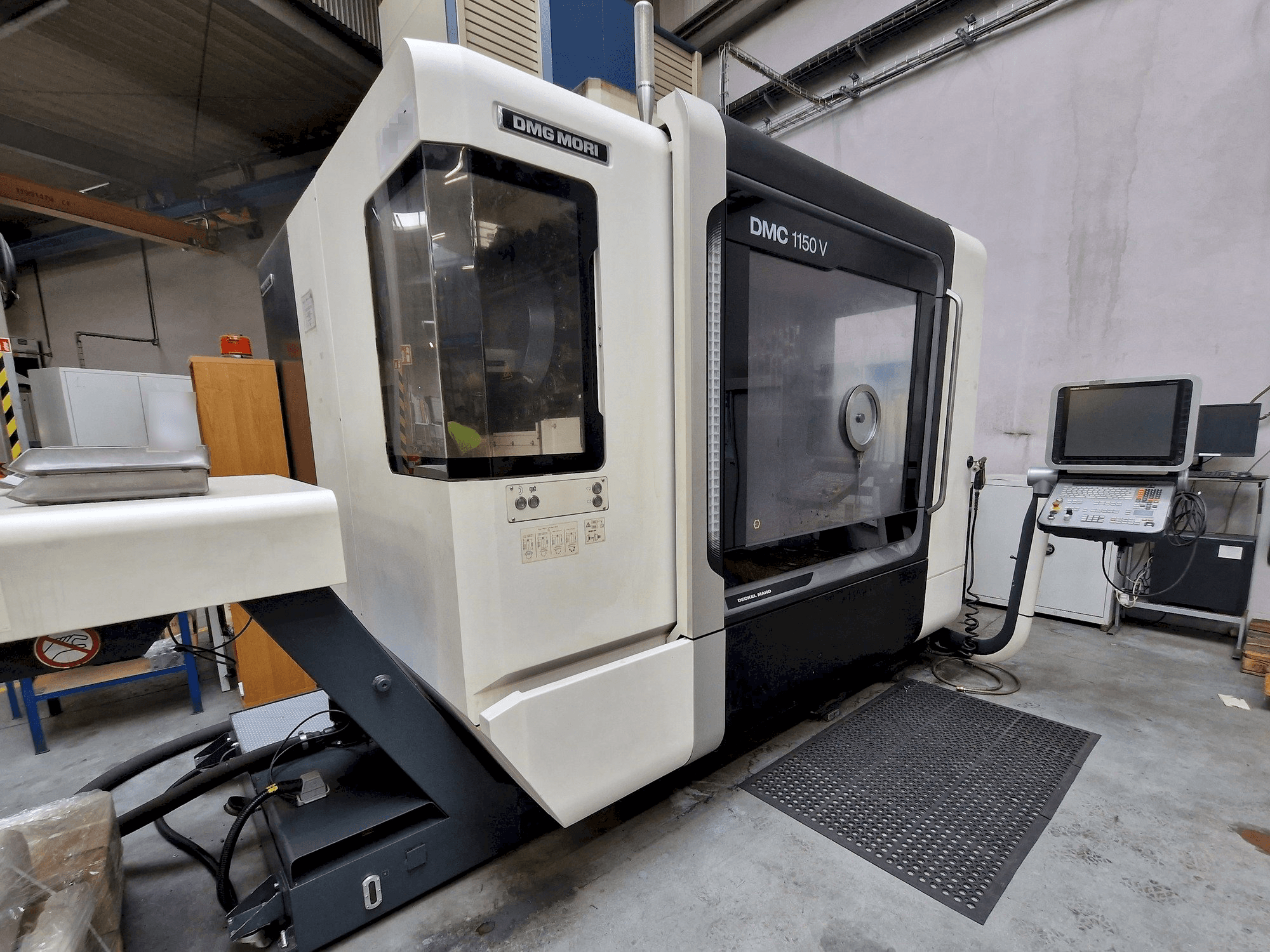 Vista Lateral Esquerda da DMG MORI DMC 1150 V máquina