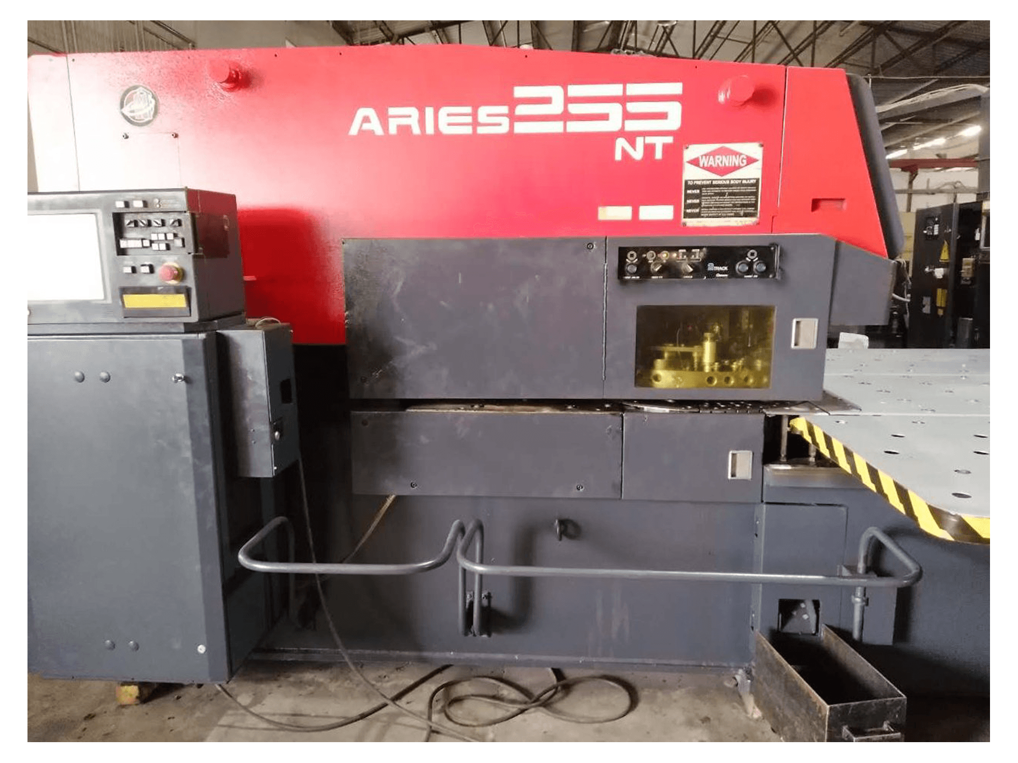 Vista Frontal da AMADA ARIES 255NT máquina