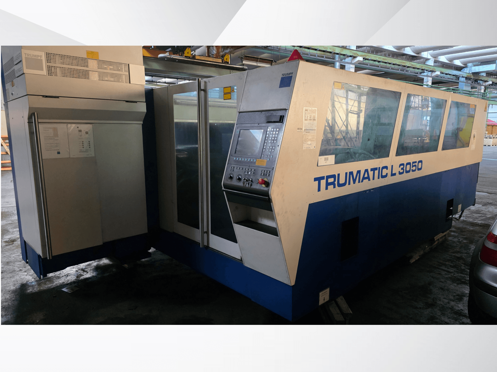 Máquina de corte a laser TRUMPF Trumatic L 3050 CO2, vista frontal, com painel de controlo e grandes janelas de vidro.