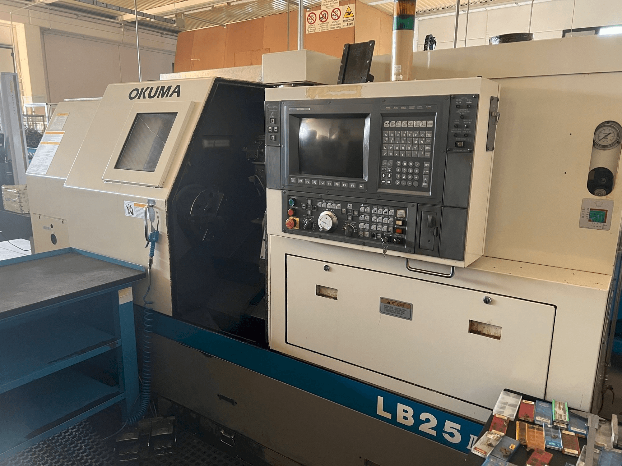 Vista Frontal da Okuma LB 25 II máquina