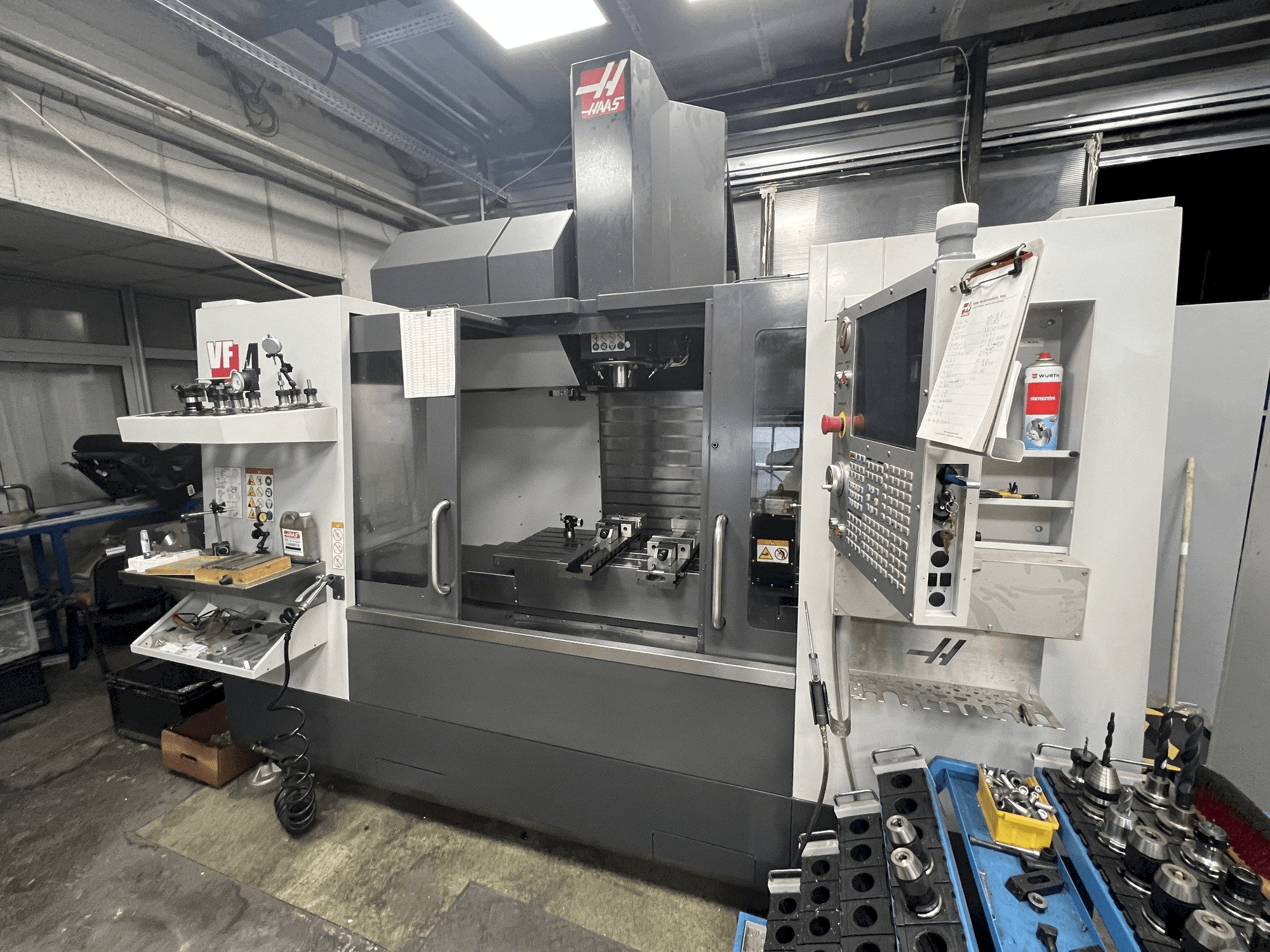 Vista Frontal da HAAS VF-4 máquina