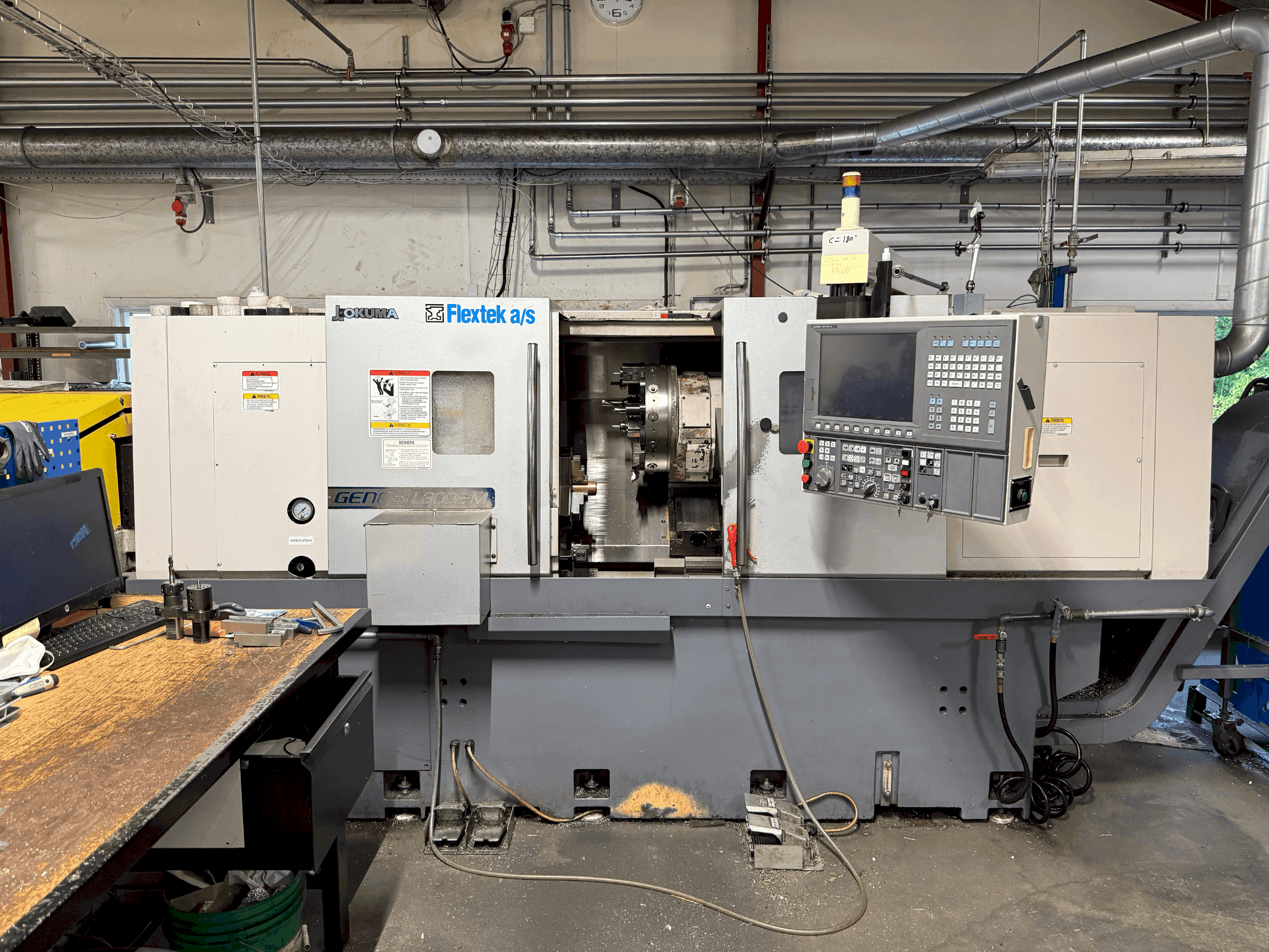 Vista Frontal da Okuma Genos L300E-M with FMB Turbo 8-80 máquina