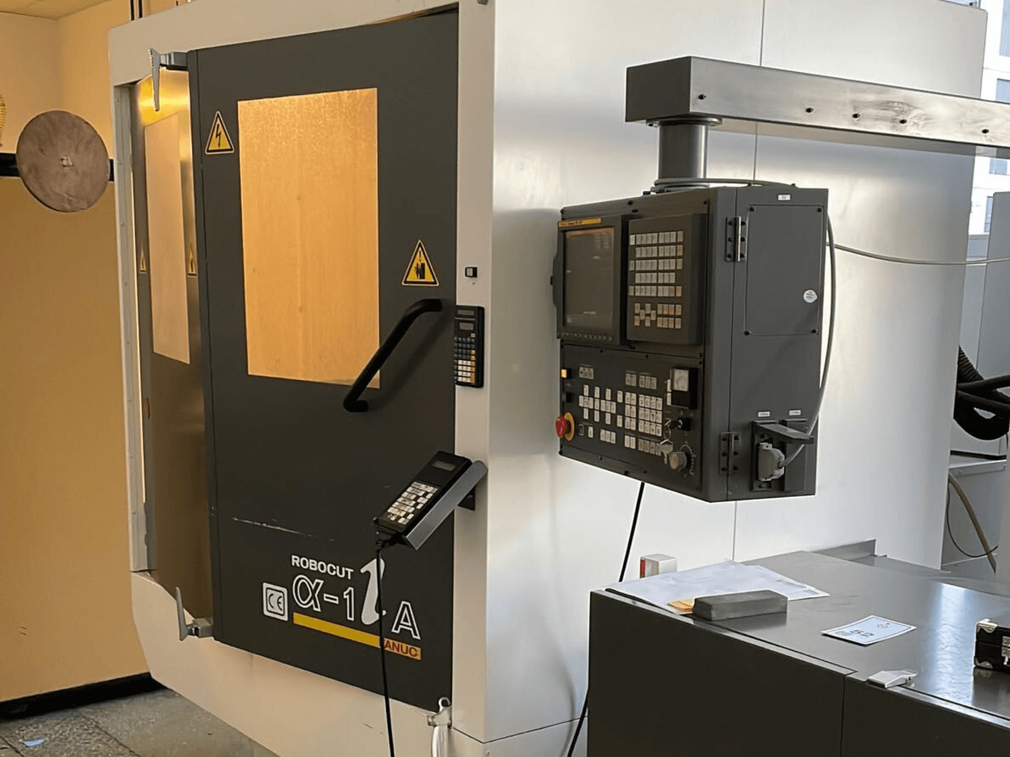 Robocut CX-1 Uma máquina com painel de controlo; vista frontal com portas de segurança e interface de funcionamento.