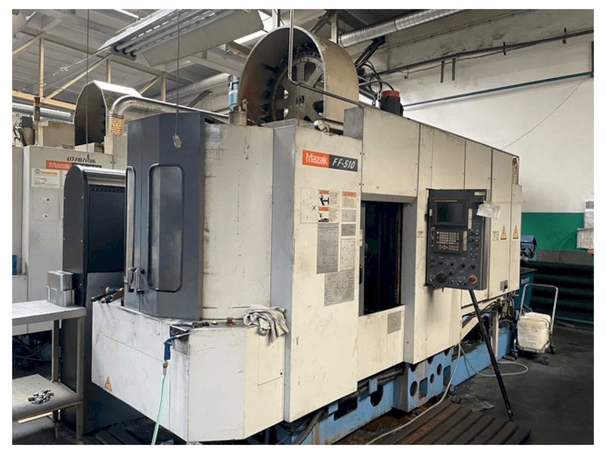 Vista Frontal da Mazak FF510 máquina