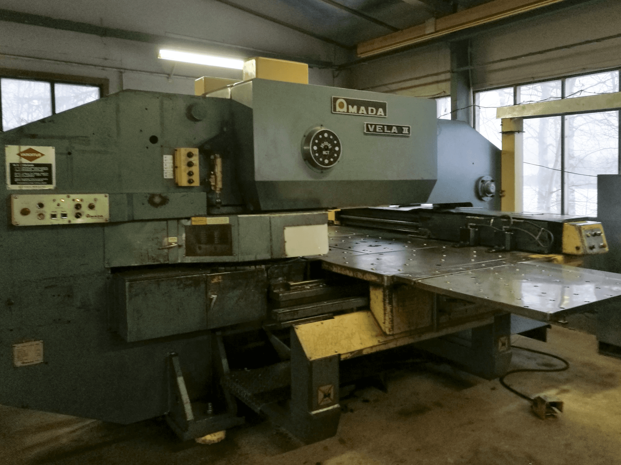 Vista Esquerda da AMADA VELA II máquina